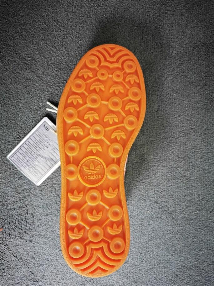 Halbschuhe, sog. Frauenschuh mit Plateausohle, Gazelle Bold J, Art. JQ7409, Silhouetten-Nr. 60929,
Größe, 4,5, Foto siehe Anlage,
- mit Laufsohlen aus laut Antrag Kautschuk; ohne Hauptsohle aus Holz,
- mit Oberteil (geschlossenes Blatt) aus Leder (den größten Teil der Außenfläche bildend) und Kunststoff
  (Spinnstoff mit einer mit bloßem Auge wahrnehmbaren Außenschicht aus Kunststoff),
- auf das Oberteil sind Verstärkungsteile aus Kunststoff und Leder aufgesetzt,
- mit Schnürsenkelverschluss,
- seitlich und auf der Lasche mit Firmenlogos versehen,
- ohne Metallschutz in der Vorderkappe,
- nicht den Knöchel bedeckend,
- mit einer Länge der Innensohle von ca. 24,2 cm,
- als Frauenschuhe erkennbar.

"Schuhe mit Laufsohlen aus Kautschuk und Oberteil aus Leder, andere als in den Unterpositionen
 (KN) 6403 1200 bis 6403 9950 genannte, mit einer Länge der Innensohle von mehr als 24 cm, für
 Frauen, andere als im TARIC-Code 6403 9998 10 genannte"