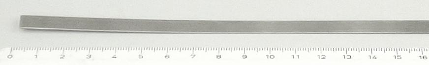Flacherzeugnis aus nicht rostendem Stahl

Bei der Ware handelt es sich um ein Flacherzeugnis mit rechteckigem Querschnitt. Die Ware ist durch Kaltwalzen von Runddraht aus nicht rostendem Stahl (1.4310) hergestellt worden. Die Ware weist einen rechteckigen Querschnitt auf und kann an den Kanten abgerundet sein.  Die Ware ist auf Rollen aufgerollt. Die Abmessungen können variieren. Die Dicke beträgt mehr als 0,35 mm.
Die Ware wird als Flachdraht bezeichnet.

Draht im Sinne der Anmerkung 1 o) zu Kapitel 72 liegt nicht vor.

Die Ware wird nach ihrer stofflichen Beschaffenheit als flachgewalzte Erzeugnisse aus nicht rostendem Stahl, mit einer Breite von weniger als 600 mm, nur kaltgewalzt, mit einer Dicke von mehr als 0,35 mm, jedoch weniger als 3 mm, mit einem Nickelgehalt von 2,5 GHT oder mehr, in die Unterposition 7220 2041 der Kombinierten Nomenklatur eingereiht.