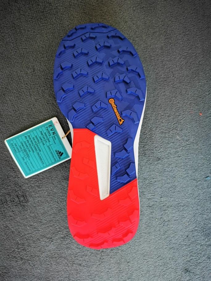 Trainingsschuhe, sog. Crosslauf / Trailrunning Schuh Terrex Trailrider GTX, Art. JI1294, Silhouetten-Nr.
66462, Größe UK 8,5, Foto siehe Anlage,
- mit Laufsohlen aus laut Antrag Kautschuk,
- mit Oberteil aus Spinnstoff (den größten Teil der Außenfläche bildend) und Kunststoff (Spinnstoff mit
  einer mit bloßem Auge wahrnehmbaren Außenschicht aus Kunststoff),
- auf das Oberteil sind Verstärkungsteile aus Kunststoff aufgesetzt, zusätzlich mit Kunststoff verstärkt,
- mit Schnürsenkelverschluss,
- seitlich, auf der Lasche und im Bereich der Ferse mit Firmenlogos versehen,
- lassen aufgrund von Form, Schnitt, Aussehen und Material erkennen, dass sie für die Ausübung
  einer bestimmten Sportart (Laufen) gestaltet sind.

"Schuhe (Trainingsschuhe) mit Laufsohlen aus Kautschuk und Oberteil aus Spinnstoffen"