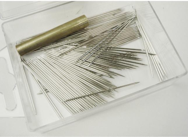 Es handelt sich um Warenzusammenstellungen in Aufmachung für den Einzelverkauf, bestehend aus

- 100 Stück etwa 5 cm langen, beidseitig angespitzen Nadeln aus Eisen oder Stahl (sog. Kerzenbefestigungsstifte)
- einem etwa 4,8 cm langen, zylindrischen Erzeugnis aus unedlem Metall, auf einer Seite mit einer Öffnung versehen, zum Einschlagen der Stifte (sog. Treiber)
Die Erzeugnisse dienen zum Befestigen von Kerzen auf Kränzen und Gestecken und sind gemeinsam in einer Kunststoffbox verpackt.
-Antragstellerangaben-

Der Charakter der Warenzusammenstellungen wird insbesondere hinsichtlich der Menge und des Gewichts durch die Kerzenbefestigungsstifte bestimmt.

Abbildung siehe Anlage.

Derartige Erzeugnisse gehören als "den Stecknadeln ähnliche Nadeln aus Eisen oder Stahl" zum TARIC-Code 7319 4000 00.