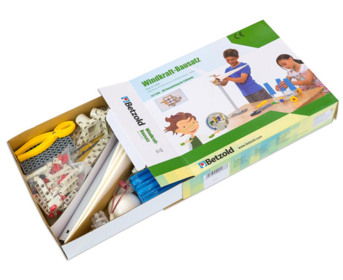 Nach den Antragsangaben und den vorliegenden Unterlagen handelt es sich um ein Baukastenspielzeug
(sog. "Windkraft-Bausatz"; 133teilig), i. W. bestehend aus einer Vielzahl von Bauteilen (z.B. Zahnräder,
Antriebsachsen, gelochte Stangen und Rahmen, Verbindungselemente, Bauplatten, LED-Leuchte,
Schrauben und Unterlegscheiben, Kabel, Propellerteile, Generator/E-Motor mit Akkulader, Batteriefach, 
Rohre), die sinnvoll aufeinander abgestimmt sind und überwiegend aus Kunststoffen sowie zu geringen
Anteilen aus unedlen Metallen gefertigt sind.
Aus den Bauteilen lassen sich zwei verschiedene Windräder sowie sechs unterschiedliche Spielzeug-
fahrzeuge konstruieren. Der jeweils über ein Windrad erzeugte Strom kann mittels zwei Akkus (nicht
Bestandteile dieser vZTA) gespeichert und innerhalb der Fahrzeuge als Antriebsenergie verwendet
werden.
Das Set dient der spielerischen Unterhaltung von Kindern und ist gemeinsam mit zwei Werkzeugen
(Zange und Dübel-/Achsenschrauber aus Kunststoffen) und einer Anleitung als Warenzusammen-
stellung in einem farbig bedruckten Pappkarton für den Einzelverkauf aufgemacht.

Derartige Waren werden zolltarifrechtlich als "anderes Spielzeug, nicht von den TARIC-Codes
9503 0010 00 bis 9503 0030 00 erfasst, Baukastenspielzeug, aus Kunststoff" eingereiht.