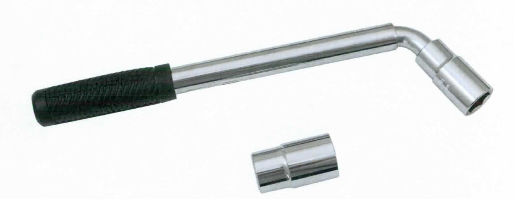 Radbolzenschlüssel

- bestehend aus einem auswechselbaren, umsteckbaren Steckschlüsseleinsatz (17/19 mm) aus Stahl
  und einem Teleskoparm (350 - 510 mmaus Stahl, mit Außenvierkantantrieb und Kunststoffgriff

- dient dem Lösen bzw. Festziehen von Radschrauben

Abbildung siehe Anlage.

Derartige Erzeugnisse gehören als "auswechselbare Steckschlüsseleinsätze, auch mit Griff, mit arbeitendem Teil aus unedlem Metall" zum TARIC-Code 8204 2000 00.
