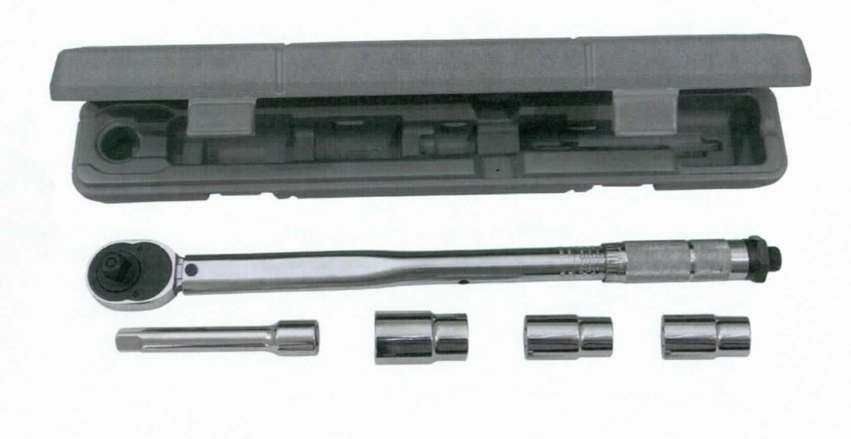 Drehmomentschlüssel-Set, bestehend aus

- einem Drehmomentschlüssel aus Stahl, mit 1/2" Vierkant-Antrieb, für Drehmomente
  von 28 - 210 Nm

- drei auswechselbaren Steckschlüsseleinsätzen aus Stahl

- einer ca. 125 mm langen Verlängerung aus Stahl

- dient dem Anziehen und Lösen von Radmuttern, Zylinderkopfschrauben o. ä.

- gemeinsam in einem für die Aufnahme der o.a. Erzeugnisse spezifisch geformten 
  und zum dauernden Gebrauch geeigenten Kunststoffkoffer aufgemacht

Abbildung siehe Anlage.

Derartig Erzeugnisse gehören als "auswechselbare Steckschlüsseleinsätze, auch mit Griff, mit arbeitendem Teil aus unedlem Metall und Teile davon aus unedlem Metall" zum TARIC-Code 8204 2000 00.