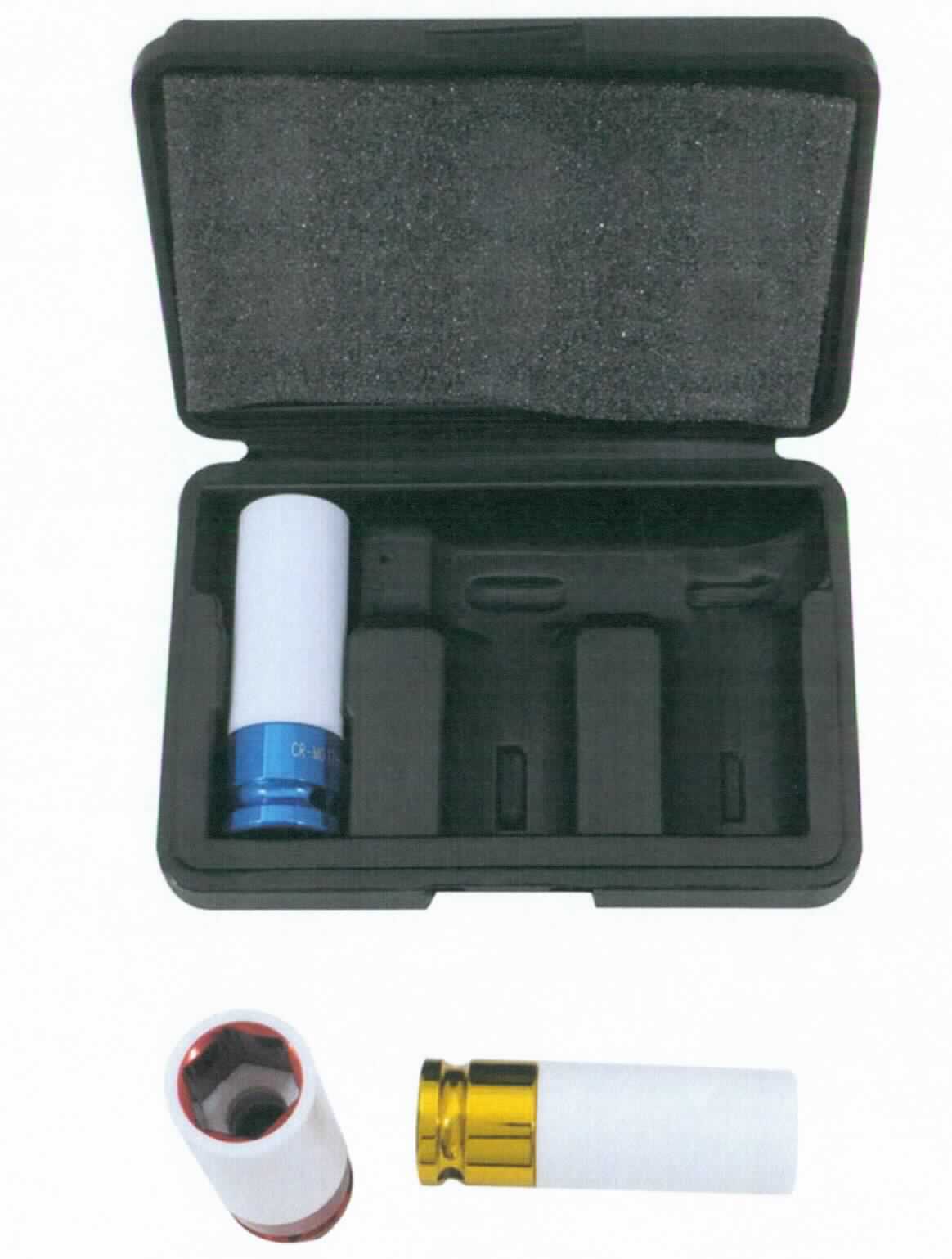 "Stecknuss-Set";

- bestehend aus drei aus Stahl gefertigten Steckschlüsseleinsätzen, teilweise 
  Kunststoffummantelt, in unterschiedlichen Größen (17, 19, 21 mm), mit 1/2"-Vierkantantrieb

- zur Verwendung bei Alufelgen

- gemeinsam in einer speziell zur Aufnahme der o.a. Erzeugnisse gestalteten und zum 
  dauernden Gebrauch geeigneten Kunststoffbox aufgemacht

Abbildung siehe Anlage.

Derartige Erzeugnisse gehören als "auswechselbare Steckschlüsseleinsätze, mit arbeitendem Teil aus unedlem Metall" zum TARIC-Code 8204 2000 00.
