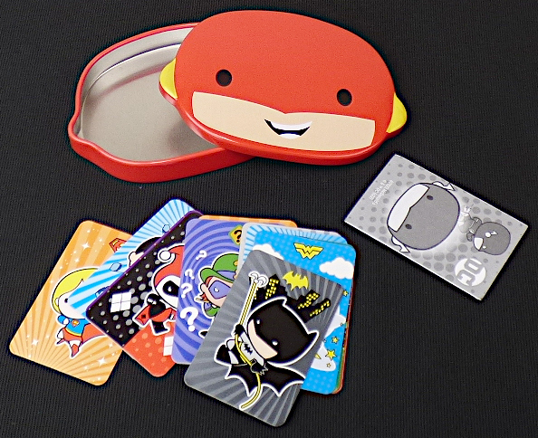 Durch Warenmuster und Anleitung veranschaulichtes Gesellschaftsspiel, sog. "Mc Donald's-DC Halloween-2022, Spielkarten - The Flash" für 2-4 Spieler, bestehend aus
20 rechteckigen Karten (ca. 50 x 30 mm) aus Pappe, von denen die Vorderseite mit dem Motiv "The Flash", während die Rückseite mit Darstellungen verschiedener Comicfiguren
(The Joker, Batman, Poison Ivy, Harley Quinn usw.) auf verschiedenfarbigem Untergrund farbig bedruckt ist, wobei jeweils zwei Karten der Rückseite dasselbe Motiv aufweisen.

Das Kartenspiel dient der spielerischen Unterhaltung von Kindern ab drei Jahren.
Es in zwei Spielvarianten spielbar.

Die Vorderseite (Spielvariante 1) wird als sog. "Snap!" gespielt. Dabei werden die Karten an die Mitspieler verteilt, wobei die Motive der Rückseite verdeckt sein müssen. Der jüngste Spieler beginnt und deckt die oberste Karte seines Stapels auf und legt sie mit aufgedeckten Motiv in die Mitte. Dann ist der nächste Mitspieler an der Reihe, indem er seine aufgedeckte Karte ebenfalls in die Mitte legt. Sobald zwei aufgedeckte Motive identisch sind, soll schnell "Snap!" ausgerufen werden. Der Spieler, der als erster "Snap! ausruft, gewinnt den Kartenstapel. Es wird solange weiter gespielt bis ein Mitspieler alle Karten gewonnen hat. Dieser ist der Sieger.

Die Rückseite (Spielvariante 2) wird in der Art des Memoryspiels gespielt. Ziel des Spiels ist es möglichst viele Kartenpaare zu sammeln, die das dasselbe Motiv aufweisen, zu sammeln. Der Spieler, der die meisten "Paare" gesammelt hat, gewinnt das Spiel.
.
 
Das Kartenspiel ist mit der Spielanleitung in einer besonders gestalteten Aufbewahrungsdose aus unedlem Metall (s. DEBTI-27263/22-2) in einem Pappkarton verpackt. 
Die Dose stellt u.a. aufgrund der besonderen Gestaltung, der Größe und des Wertes keine handelsübliche Verpackung für ein Gesellschaftsspiel dar, so dass eine Einreihung in Anwendung der AV 5 nicht in Betracht kommt. Das Kartenspiel und die Metalldose dienen weder der Befriedigung eines speziellen Bedarfs noch der Ausübung einer bestimmten Tätigkeit und stellen mithin keine Warenzusammenstellung im Sinne der AV 3 b) dar. Damit sind die Bestandteile getrennt in die Kombinierte Nomenklatur einzureihen. 

Zolltarifrechtlich handelt es sich um ein "Gesellschaftsspiel, Spielkarten".