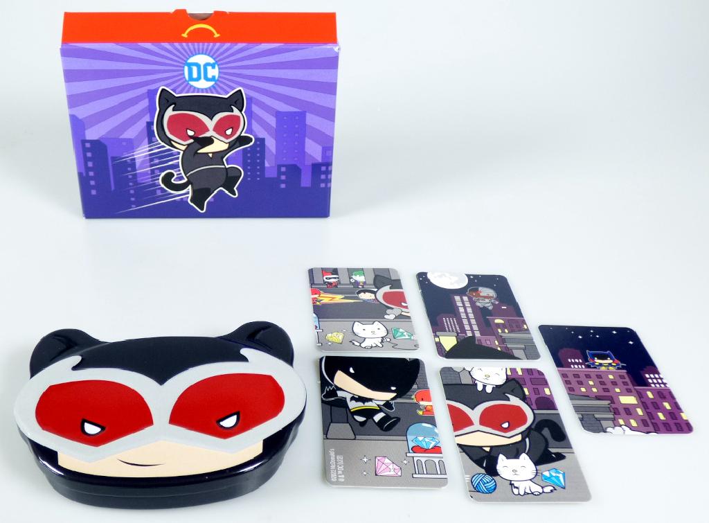 Durch Warenmuster veranschaulichtes Gesellschaftsspiel, sog. "Mc Donald's-DC Halloween-2022, Spielkarten - Catwoman", bestehend aus
- sechs rechteckigen Karten (ca. 50 x 30 mm) aus Pappe,
-- auf einer Seite farbig mit Motiven verschiedener Comicfiguren (The Joker, Batman, Superman usw.)
   und Gebäudemotiven bedruckt,
-- auf der anderen Seite mit den o.a. Comicfiguren auf verschiedenfarbigem Untergrund und im unteren
   Bereich mit drei Kategorien, die "Geschwindigkeit", "Kraft" und "Energie" symbolisieren sowie
   einer angegeben Punktzahl (Wert) bedruckt,
- dient der spielerischen Unterhaltung von Kindern ab 3 Jahren.

Das Kartenspiel ist in zwei unterschiedlichen Spielvarianten spielbar.

Variante 1 stellt ein Puzzle dar, in dem die sechs Karten entsprechend der abgebildeten Motive so aneinandergelegt werden, dass sich ein einheitliches Motiv ergibt.
Variante 2 stellt ein Quartett dar. Die Karten werden an den/die Mitspieler verteilt. Der erste Spieler wählt eine Kategorie (Symbol) aus und nennt die angegebene Punktzahl.
Der Spieler mit der höchsten Punktzahl in der ausgewählten Kategorie erhält die Karte. Sieger ist, wer die meisten Karten erhalten hat.

Das Kartenspiel stellt sich als Ware mit zwei Funktionen dar. Damit kommt für die Ware gleichermaßen eine Einreihung als "Puzzle" in die Position 9503 als auch als "Gesellschaftsspiel" in die Position 9504 in Betracht. Erzeugnisse, für die gleichermaßen mehrere Postionen in der Kombinierten Nomenklatur in Betracht kommen, sind in Anwendung der AV 3 c) der in der Kombinierten Nomenklatur zuletzt genannten Position - hier Position 9504 - zuzuweisen.




 
Das Kartenspiel ist mit der Spielanleitung in einer besonders gestalteten Aufbewahrungsdose aus unedlem Metall (s. vZTA DEBTI-27264/22-2) in einem Pappkarton verpackt. Die Dose stellt u.a. aufgrund der besonderen Gestaltung, der Größe und des Wertes keine handelsübliche Verpackung für ein Gesellschaftsspiel dar, so dass eine Einreihung in Anwendung der AV 5 nicht in Betracht kommt. Das Kartenspiel und die Metalldose dienen weder der Befriedigung eines speziellen Bedarfs noch der Ausübung einer bestimmten Tätigkeit und stellen mithin keine Warenzusammenstellung im Sinne der AV 3 b) dar. Damit sind die Waren getrennt in die Kombinierte Nomenklatur einzureihen.

Zolltarifrechtlich handelt es sich um ein "Gesellschaftsspiel, Spielkarten".