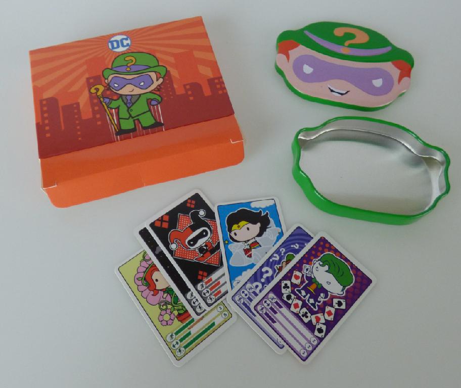 Durch Warenmuster veranschaulichtes Gesellschaftsspiel, sog. "Mc Donald's-DC Halloween-2022, Spielkarten - The Riddler", bestehend aus
- sechs rechteckigen Karten (ca. 55 x 35 mm) aus Pappe,
-- auf einer Seite mit Motiven verschiedener Comicfiguren (Catwoman, Batman,
   The Joker, The Riddler usw.) sowie u.a. Würfelmotiven bedruckt,
-- auf der anderen Seite mit den o.a. Comicfiguren auf verschiedenfarbigen Untergrund und
   im unteren Bereich mit drei Kategorien, die "Geschwindigkeit", "Kraft" und "Energie" symbolisieren
   sowie einer angegeben Punktzahl (Wert) bedruckt,
- dient der spielerischen Unterhaltung von Kindern ab 3 Jahren.

Das Kartenspiel ist in zwei unterschiedlichen Spielvarianten spielbar.

Variante 1 stellt ein Puzzle (= Spielzeug  der Pos. 9503) dar, in dem die sechs Karten entsprechend der abgebildeten Motive so aneinandergelegt werden, dass sich ein einheitliches Motiv ergibt.
Variante 2 stellt ein Quartett ( = Gesellschaftsspiel der Pos. 9504) dar. Die sechs Karten werden an den/die Mitspieler verteilt. Der erste Spieler wählt eine Kategorie (Symbol) aus und nennt die angegebene Punktzahl.
Der Spieler mit der höchsten Punktzahl in der ausgewählten Kategorie erhält die Karte. Sieger ist, wer die meisten Karten erhalten hat.

Das Kartenspiel stellt sich als Ware mit zwei Funktionen dar. Damit kommt für die Ware gleichermaßen eine Einreihung als "Puzzle" in die Position 9503 als auch als "Gesellschaftsspiel" in die Position 9504 in Betracht.
Erzeugnisse, für die gleichermaßen mehrere Postionen in der Kombinierten Nomenklatur in Betracht kommen, sind in Anwendung der AV 3 c) der in der Kombinierten Nomenklatur zuletzt genannten Position - hier Position 9504 - zuzuweisen.



 
Das Kartenspiel ist mit der Spielanleitung in einer besonders gestalteten Aufbewahrungsdose aus unedlem Metall (vZTA DEBTI-27266/22-2) in einem Pappkarton verpackt. Die Dose stellt u.a. aufgrund der besonderen Gestaltung, der Größe und des Wertes keine handelsübliche Verpackung für ein Gesellschaftsspiel dar, so dass eine Einreihung in Anwendung der AV 5 nicht in Betracht kommt. Das Kartenspiel und die Metalldose dienen weder der Befriedigung eines speziellen Bedarfs noch der Ausübung einer bestimmten Tätigkeit und stellen mithin keine Warenzusammenstellung im Sinne der AV 3 b) dar.

Zolltarifrechtlich handelt es sich um ein "Gesellschaftsspiel, Spielkarten".
