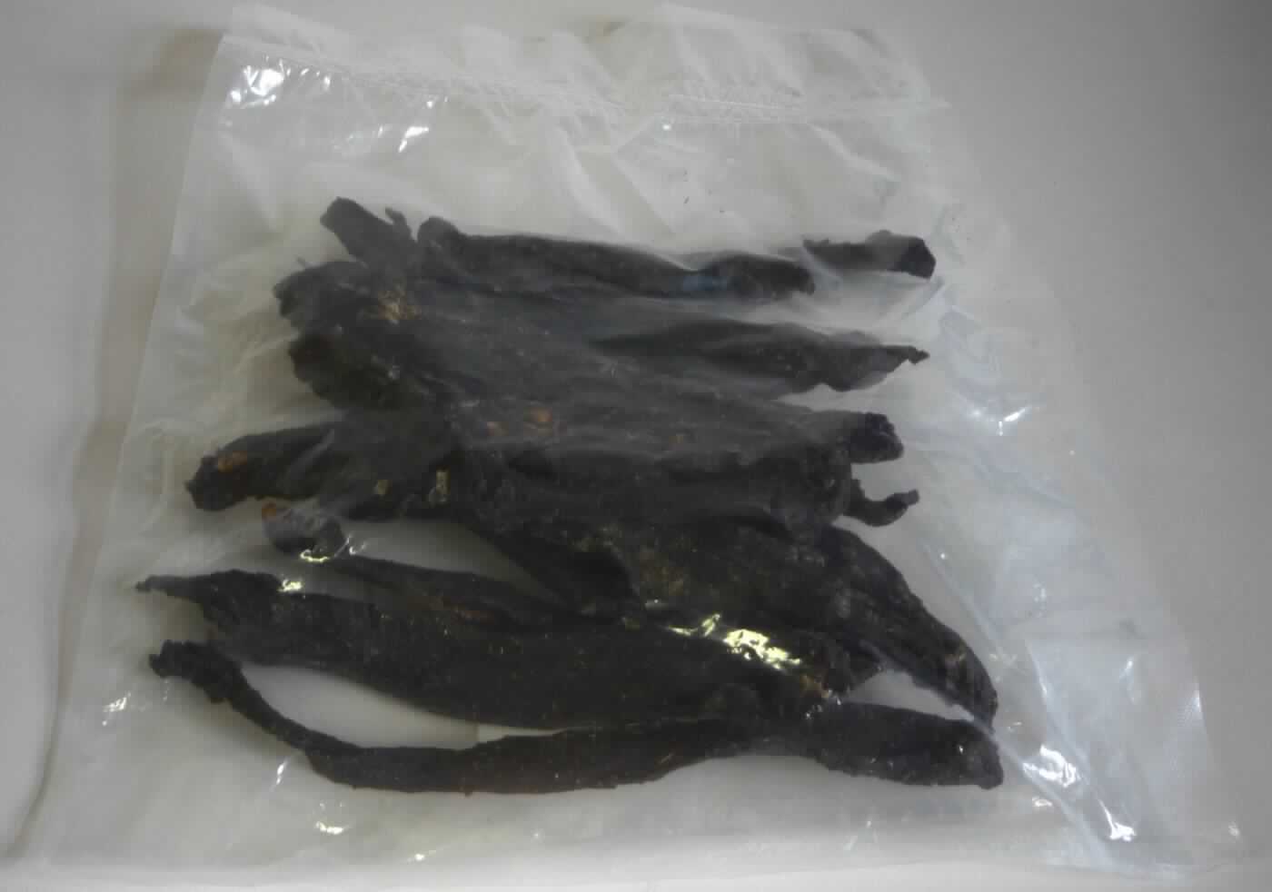 Biltong-Trockenfleisch

Gemäß Antragstellerangaben:
Bei dem Erzeugnis handelt es sich um getrocknetes Wildfleisch, das mit einer Gewürz/Salzmischung ummantelt und anschließend unter feuchtigkeitsarmer Atmosphäre getrocknet wird. Die Trockenfleischstreifen (Abmessungen in cm: ca. 18 x 2) sind ohne weitere Zubereitung genießbar. Mehrere Streifen werden zu je 250 g-Packungen pro Verkaufseinheit in einer luftdichten Kunststoffverpackung abgefüllt. 

Befund:
Nach den Angaben handelt es sich bei der Ware um getrocknetes Fleisch, andere, andere, anderes, anderes.

Hinweis: Eine Prüfung auf lebensmittelrechtliche oder auf artenschutzrechtliche Bestimmungen erfolgt hier nicht. Aus der zolltariflichen Einreihung kann daher nicht abgeleitet werden, dass die Ware nach den geltenden lebensmittelrechtlichen Bestimmungen verkehrsfähig bzw. dass der Handel artenschutzrechtlich zulässig ist.