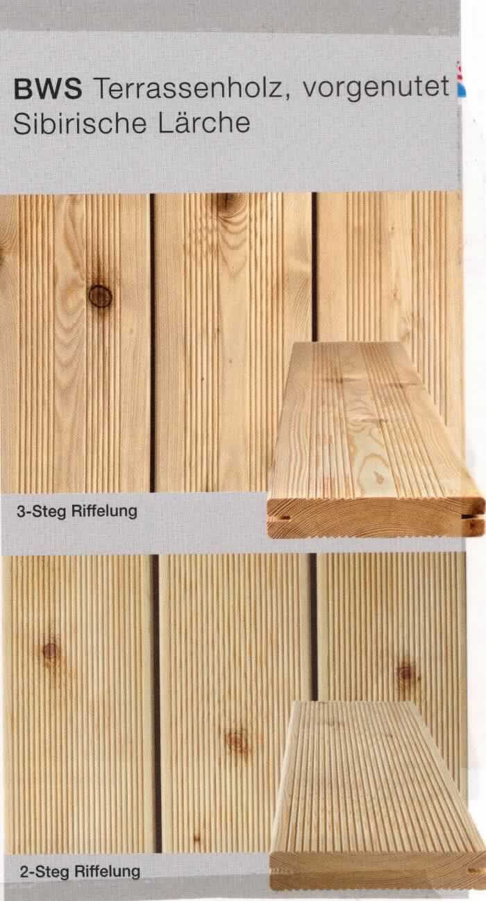Sibirische Lärche Terassenbelag
- rechteckige Massivholzbretter aus Nadelholz (Lärche, laut Antragsteller), entlang der Längs-
  seiten genutet, Oberseite und Unterseite geriffelt/gerillt (somit profiliert),
- in Längen von 250 bis 600 cm, mit Breite von 14 cm sowie Dicke/Stärke von 2,7 cm,
- soll als Terrassenbelag/-diele verwendet werden.
(Abbildung siehe Anlage) 

"Nadelholz, entlang einer oder mehrerer Kanten oder Flächen profiliert (gerillt, genutet), keine Leisten für Rahmen für Bilder, Fotografien, Spiegel oder dergleichen"
