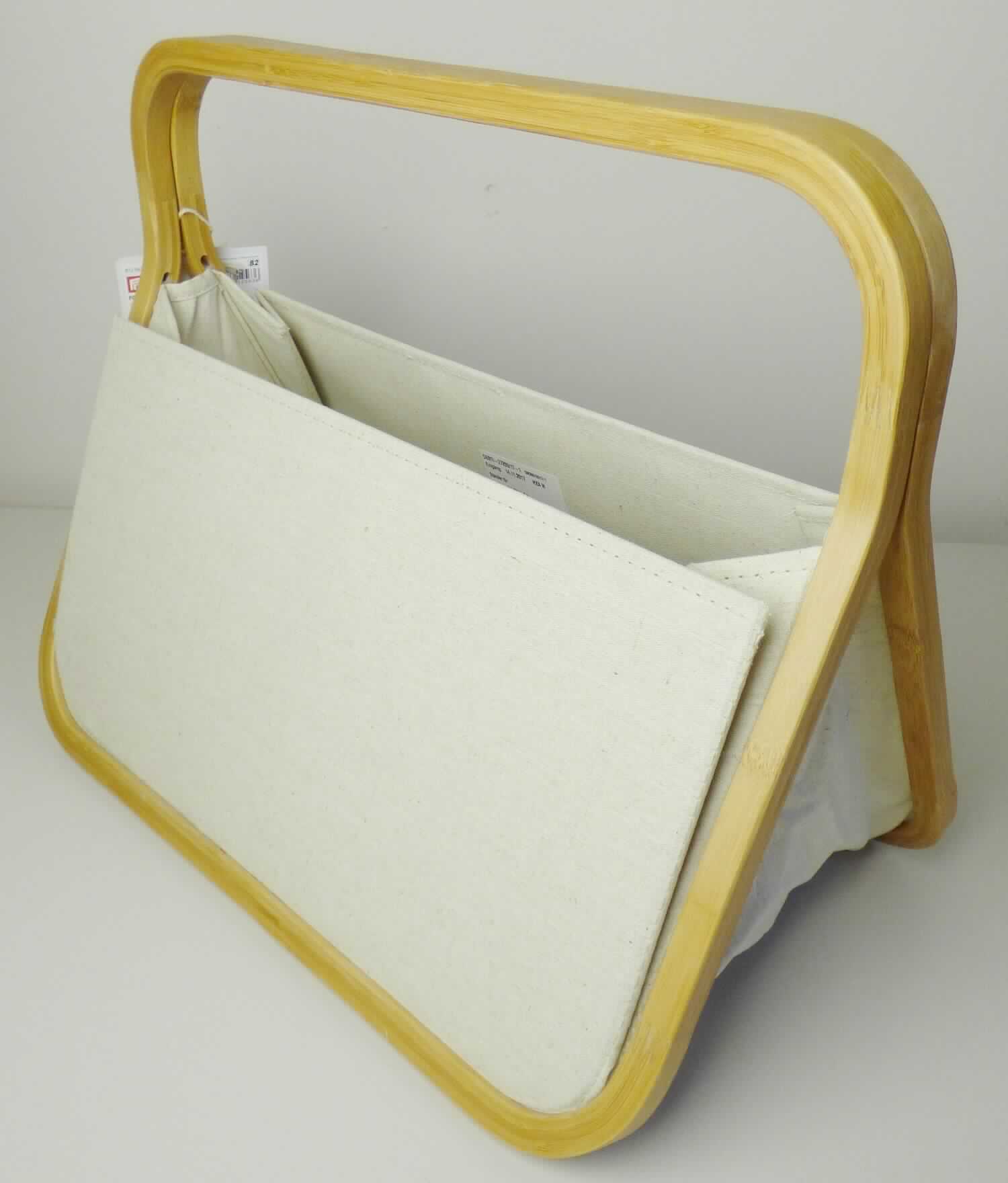 Bei dem sog. "Ständer für Handarbeitsartikel, Artikel 612563" handelt es sich um ein ca. 45 x 28 x 38 cm (B x T x H - aufgeklappter Zustand) großes Erzeugnis, bestehend aus einem scherenartigen, zusammenklappbaren Gestell aus Bambus und einem Einsatz aus Geweben aus Spinnstoffen. Der Boden und die Seitenwände sind vollständig bzw. teilweise doppelt gearbeitet und mit Pappe verstärkt.

Bei der aus zwei Stoffen bestehenden Ware ist im Hinblick auf den Umfang weder das Gestell aus Bambus noch das Gewebe aus Spinnstoff für sich alleine charakterverleihend. Das Bambus bestimmt jedoch aufgrund der Bedeutung für die Verwendung als Stabilität verleihendes Element den Charakter der Ware. 

Das Erzeugnis wird auf den Boden gestellt und dient dem Aufbewahren von Handarbeitsartikeln. 
Hinweise auf Handarbeit liegen nicht vor.

Die Ware ist als "anderes als von den Positionen 9401 und 9402 erfasstes Möbel, aus Bambus, nicht handgearbeitet" einzureihen