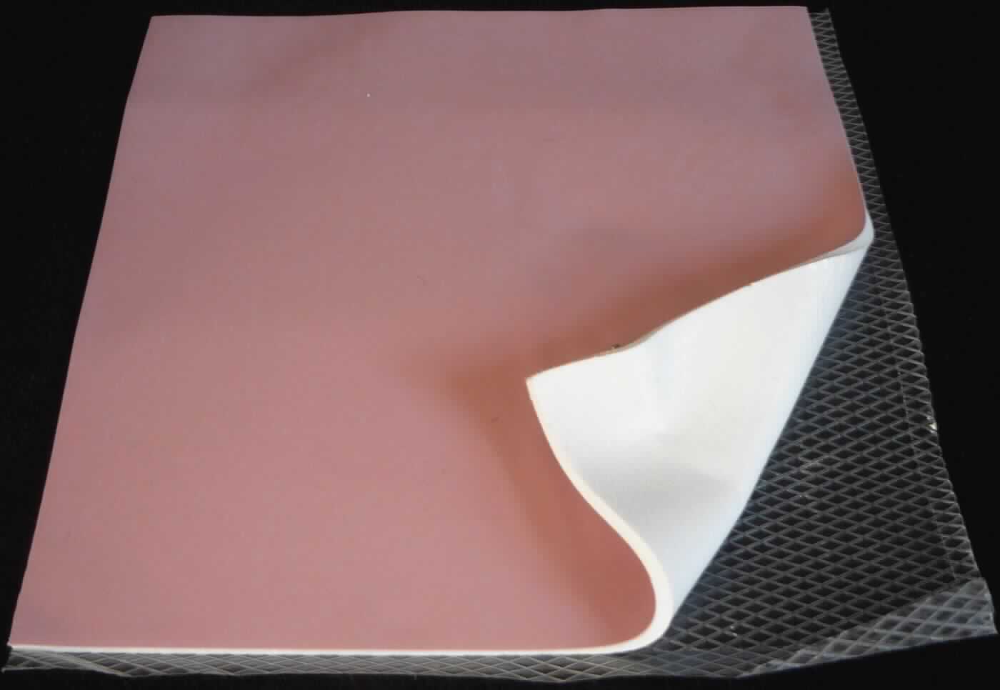 Angaben des Antragstellers:
Silikon Gap-Filler
- einseitig haftend durch Glasfaserlaminat
- Matte: 200 x 400 mm (Standarddicken: 0,5 mm bis 10,0 mm)
- elektrisch isolierend
- durch die Formulierung und die Füllung des Silikonelastomers mit Keramikpulver ergibt sich eine gute thermische Leitfähigkeit

Feststellungen an einem Warenmuster:
Es wurde ein rechteckiger Abschnitt einer weißen, weichen, schweren, nicht selbstklebenden Folie mit einer farblosen, strukturierten Schutzfolie auf der Unterseite und einer dünnen, rosafarben beschichteten Gewebelage auf der Oberseite vorgelegt. Die Folie ist ca. 2 mm dick.

Befund:
Es liegt eine glasfaserverstärkte Kunststofffolie aus Silikon im Sinne der Unterposition (KN) 3921 9055 vor.