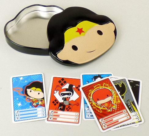 Durch Warenmuster veranschaulichtes Gesellschaftsspiel, sog. "Mc Donald's-DC Halloween-2022, Spielkarten - Wonder Woman", bestehend aus
- sechs rechteckigen Karten (ca. 55 x 35 mm) aus Pappe,
-- auf einer Seite mit Motiven verschiedener Comicfiguren (u.a. Wonder Woman, Batman, Harley Quinn)
   sowie Gebäudemotiven bedruckt,
-- auf der anderen Seite mit den o.a. und weiteren Comicfiguren auf verschiedenfarbigen Untergrund und
   im unteren Bereich mit drei Kategorien, die "Geschwindigkeit", "Kraft" und "Energie" symbolisieren
   sowie einer angegebenen Punktzahl (Wert) bedruckt,
- dient der spielerischen Unterhaltung von Kindern ab 3 Jahren.

Das Kartenspiel ist in zwei unterschiedlichen Spielvarianten spielbar.

Variante 1 stellt ein Puzzle (= Spielzeug  der Pos. 9503) dar, in dem die sechs Karten entsprechend der abgebildeten Darstellungen so aneinandergelegt werden, dass sich ein einheitliches Motiv ergibt.
Variante 2 stellt ein Quartett ( = Gesellschaftsspiel der Pos. 9504) dar. Die sechs Karten werden an den/die Mitspieler verteilt. Der erste Spieler wählt eine Kategorie (Symbol) aus und nennt die angegebene Punktzahl.
Der Spieler mit der höchsten Punktzahl in der ausgewählten Kategorie erhält die Karte. Sieger ist, wer die meisten Karten erhalten hat.

Das Kartenspiel stellt sich als Ware mit zwei Funktionen dar. Damit kommt für die Ware gleichermaßen eine Einreihung als "Puzzle" in die Position 9503 als auch als "Gesellschaftsspiel" in die Position 9504 in Betracht.
Erzeugnisse, für die gleichermaßen mehrere Postionen in der Kombinierten Nomenklatur in Betracht kommen, sind in Anwendung der AV 3 c) der in der Kombinierten Nomenklatur zuletzt genannten Position - hier Position 9504 - zuzuweisen.
 
Das Kartenspiel ist in einer besonders gestalteten Aufbewahrungsdose aus unedlem Metall (s. DEBTI-27312/22-2) in einem Pappkarton verpackt. 
Die Dose stellt u.a. aufgrund der besonderen Gestaltung, der Größe und des Wertes keine handelsübliche Verpackung für ein Gesellschaftsspiel dar, so dass eine Einreihung in Anwendung der AV 5 nicht in Betracht kommt. 
Das Kartenspiel und die Metalldose dienen weder der Befriedigung eines speziellen Bedarfs noch der Ausübung einer bestimmten Tätigkeit und stellen mithin keine Warenzusammenstellung im Sinne der AV 3 b) dar. Damit sind die Bestandteile getrennt in die Kombinierte Nomenklatur einzureihen. 

Zolltarifrechtlich handelt es sich um ein "Gesellschaftsspiel, Spielkarten".
