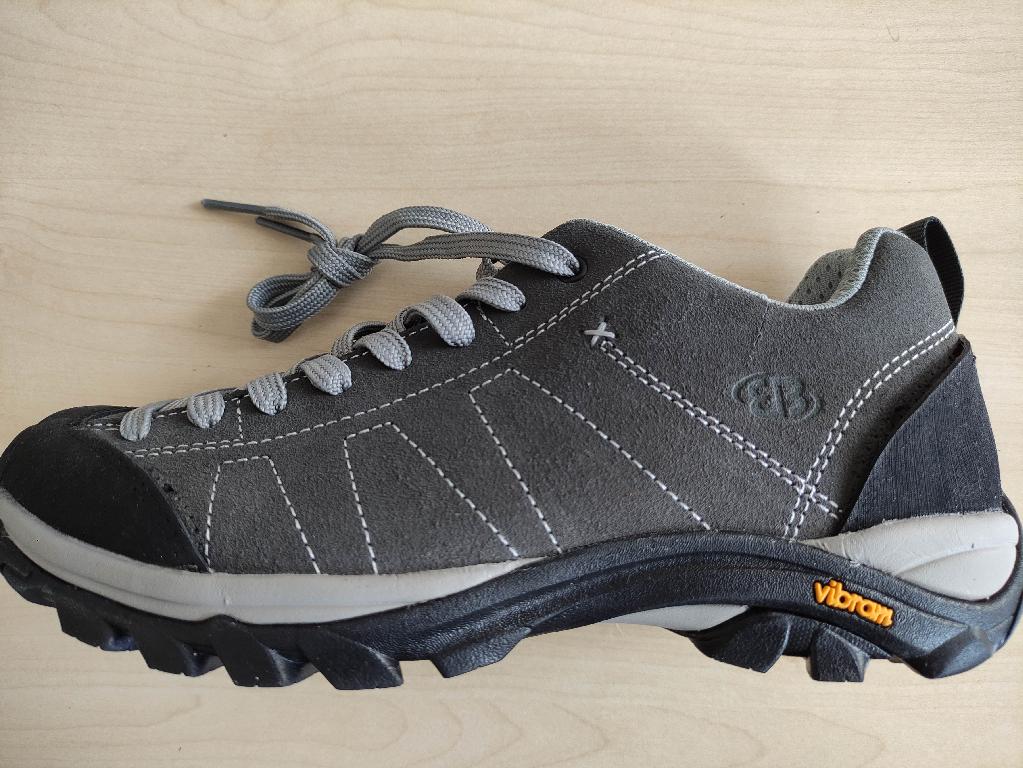 Halbschuhe, sog. Freizeitschuhe, Größe 38, Foto siehe Anlage,
- mit Laufsohlen aus (lt. Antrag) Kunststoff; ohne Hauptsohle aus Holz,
- mit Oberteil (geschlossenes Blatt) aus Leder (den größten Teil der Außenfläche bildend) und
  Kunststoff (Spinnstoff mit einer mit bloßem Auge wahrnehmbaren Außenschicht aus Kunststoff),
- mit Emblemen verziert,
- mit einer Anziehhilfe, 
- mit Schnürsenkelverschluss,
- ohne Metallschutz in der Vorderkappe,
- nicht den Knöchel bedeckend,
- mit einer Länge der Innensohle von ca. 25,5 cm,
- nicht als Männer- oder Frauenschuhe erkennbar.

"Schuhe mit Laufsohlen aus Kunststoff und Oberteil aus Leder, andere als in den Unterpositionen
 6403 1200 bis 6403 9950 genannte, mit einer Länge der Innensohle von mehr als 24 cm, nicht als
 Männer- oder Frauenschuhe erkennbar, andere als in der Unterposition 6403 9993 10 genannte"