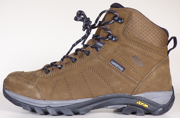 Stiefel, sog. Freizeitschuhe, Größe 40, Foto siehe Anlage,
- mit Laufsohlen aus (lt. Antrag) Kunststoff; ohne Hauptsohle aus Holz,
- mit Oberteil aus Leder (den größten Teil der Außenfläche bildend) und Spinnstoff,
- auf das Oberteil ist ein Verstärkungsteil aus Leder aufgesetzt,
- mit Emblemen verziert,
- mit einer Anziehhilfe,
- mit Schnürsenkelverschluss, teilweise mit abstehenden Haken,
- ohne Metallschutz in der Vorderkappe,
- den Knöchel, jedoch nicht die Wade bedeckend,
- mit einer Länge der Innensohle von ca. 26,4 cm
- nicht als Männer- oder Frauenschuhe erkennbar.

"Schuhe mit Laufsohlen aus Kunststoff und Oberteil aus Leder, andere als in den
 Unterpositionen 6403 12 bis 6403 59 genannte, den Knöchel bedeckend, andere als in der
 Unterposition 6403 9105 genannte, jedoch nicht die Wade bedeckend, mit einer Länge der
 Innensohle von mehr als 24 cm, nicht als Männer- oder Frauenschuhe erkennbar, andere
 als in der Unterposition 6403 9113 10 genannte"