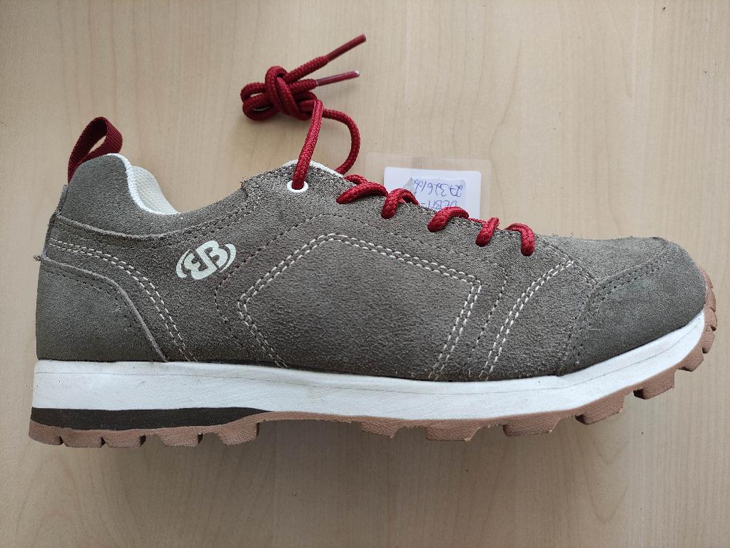 Halbschuhe, sog. Freizeitschuhe, Größe 38, Foto siehe Anlage,
- mit Laufsohlen aus (lt. Antrag) Kunststoff; ohne Hauptsohle aus Holz,
- mit Oberteil (geschlossenes Blatt) aus Leder,
- mit Emblemen verziert,
- mit einer Anziehhilfe,
- mit Schnürsenkelverschluss,
- ohne Metallschutz in der Vorderkappe,
- nicht den Knöchel bedeckend,
- mit einer Länge der Innensohle von ca. 25,2 cm,
- als Frauenschuhe erkennbar (somit keine Ware der Unterposition 6403 9993).

"Schuhe mit Laufsohlen aus Kunststoff und Oberteil aus Leder, andere als in den Unterpositionen
 6403 1200 bis 6403 9950 genannte, mit einer Länge der Innensohle von mehr als 24 cm, für Frauen,
 andere als in der Unterposition 6403 9998 10 genannte"