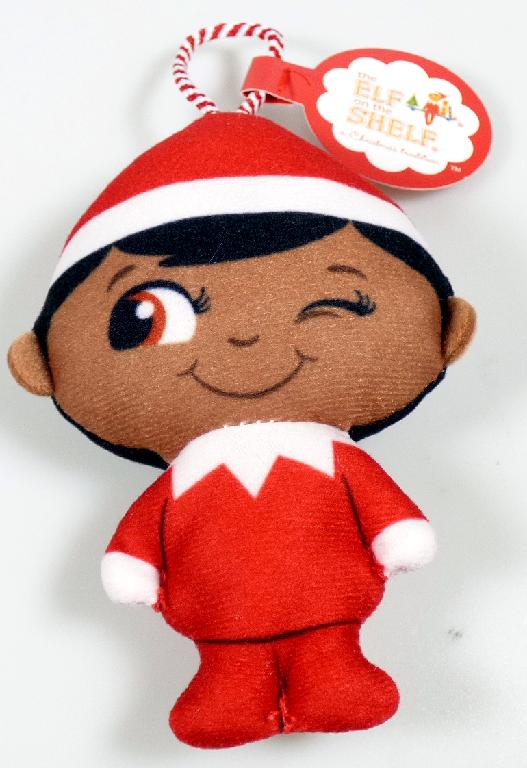 Bei der durch ein Warenmuster veranschaulichten und als "Mc Donald´s - The Elf on the Shelf - 2022", Motiv: Scout Brown Eyed Boy" bezeichneten Ware handelt es sich um eine Puppe
- einen Menschen (Junge) darstellend,
- ca. 10,5 cm groß,
- aus Spinnstoff gefertigt und mit weichem Material befüllt,
- mit durch Nähte abgeteilten Armen und angedeuteten Beinen, die materialbedingt
  beweglich sind,
- mit einem aufgedruckten Gesicht und dunklen Haaren,
- durch entsprechende farbliche Darstellung dem Anschein nach mit einem roten Oberteil,
  einer roten Hose, roten Schuhen und einer roten Mütze bekleidet,
- am oberen Ende mit einer Aufhängeschlaufe aus Spinnstoff versehen,
- dient der spielerischen Unterhaltung,
- in einer bunt bedruckten Pappschachtel verpackt. 

Derartige Erzeugnisse werden zolltarifrechtlich als "Puppe, die Nachbildung eines Menschen darstellend, keine handgearbeitete Puppe in für das Ursprungsland charakteristischer Volkstracht" eingereiht.