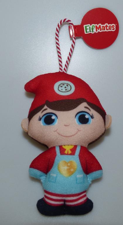 Bei der durch ein Warenmuster veranschaulichten und als "Mc Donald´s - The Elf on the Shelf - 2022", Motiv: Mate Chef" bezeichneten Ware handelt es sich um eine Puppe
- einen Menschen darstellend,
- ca. 10,5 cm groß,
- aus Spinnstoff gefertigt und mit weichem Material befüllt,
- mit durch Nähte abgeteilten Armen und angedeuteten Beinen, die materialbedingt
  beweglich sind,
- mit einem aufgedruckten Gesicht und braunen Haaren,
- durch entsprechende farbliche Darstellung dem Anschein nach mit einem Oberteil,
  einer Hose, Schuhen und einer Zipfelmütze bekleidet,
- am oberen Ende mit einer Aufhängeschlaufe aus Spinnstoff versehen,
- dient der spielerischen Unterhaltung,
- in einer bunt bedruckten Pappschachtel verpackt.

Derartige Erzeugnisse werden zolltarifrechtlich als "Puppe, die Nachbildung eines Menschen darstellend, keine handgearbeitete Puppe in für das Ursprungsland charakteristischer Volkstracht" eingereiht.