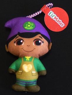 Bei der durch ein Warenmuster veranschaulichten und als "Mc Donald´s - The Elf on the Shelf - 2022", Motiv: Mate Toy Maker" bezeichneten Ware handelt es sich um eine Puppe
- einen Menschen darstellend,
- ca. 11 cm groß,
- aus Spinnstoff gefertigt und mit weichem Material befüllt,
- mit durch Nähte abgeteilten Armen und angedeuteten Beinen, die materialbedingt
  beweglich sind,
- mit einem aufgedruckten Gesicht und schwarzen Haaren,
- durch entsprechende farbliche Darstellung dem Anschein nach mit einem Oberteil,
  einer Hose, Schuhen und einer Zipfelmütze bekleidet,
- am oberen Ende mit einer Aufhängeschlaufe aus Spinnstoff versehen,
- dient der spielerischen Unterhaltung,
- in einer bunt bedruckten Pappschachtel verpackt.

Derartige Erzeugnisse werden zolltarifrechtlich als "Puppe, die Nachbildung eines Menschen darstellend, keine handgearbeitete Puppe in für das Ursprungsland charakteristischer Volkstracht" eingereiht.