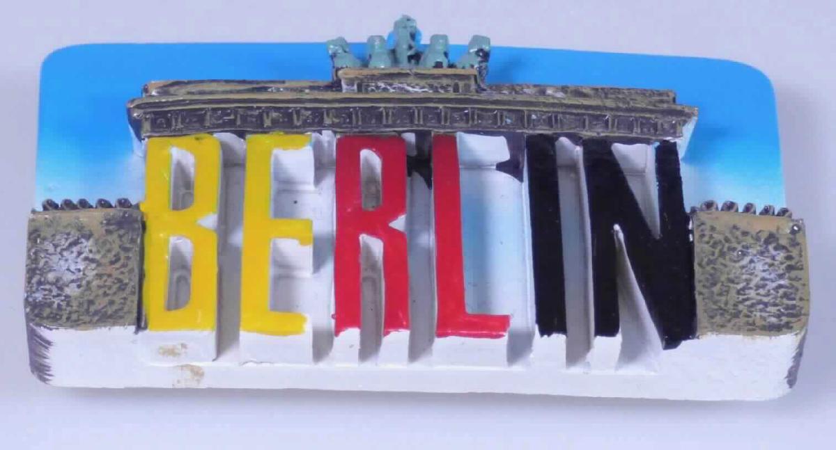 Magnet Berlin Souvenir, Art-Nr. 731369 (Abbildung siehe Anlage),
- zusammengesetzt aus einem Dauermagneten aus agglomeriertem Ferrit und  
  einem Dekorationsgegenstand aus Kunststoff (verschiedene Motive),
- zur Befestigung von Notizzetteln auf Metallunterlagen sowie zur Verwendung als
  Dekorationsgegenstand bestimmt.
Ein charakterverleihender Bestandteil ist nicht eindeutig feststellbar.

"Dauermagnet (zusammengesetzte Ware aus Dauermagnet und Dekorations-
 gegenstand - ohne charakterbestimmendem Bestandteil -), aus agglomeriertem Ferrit"