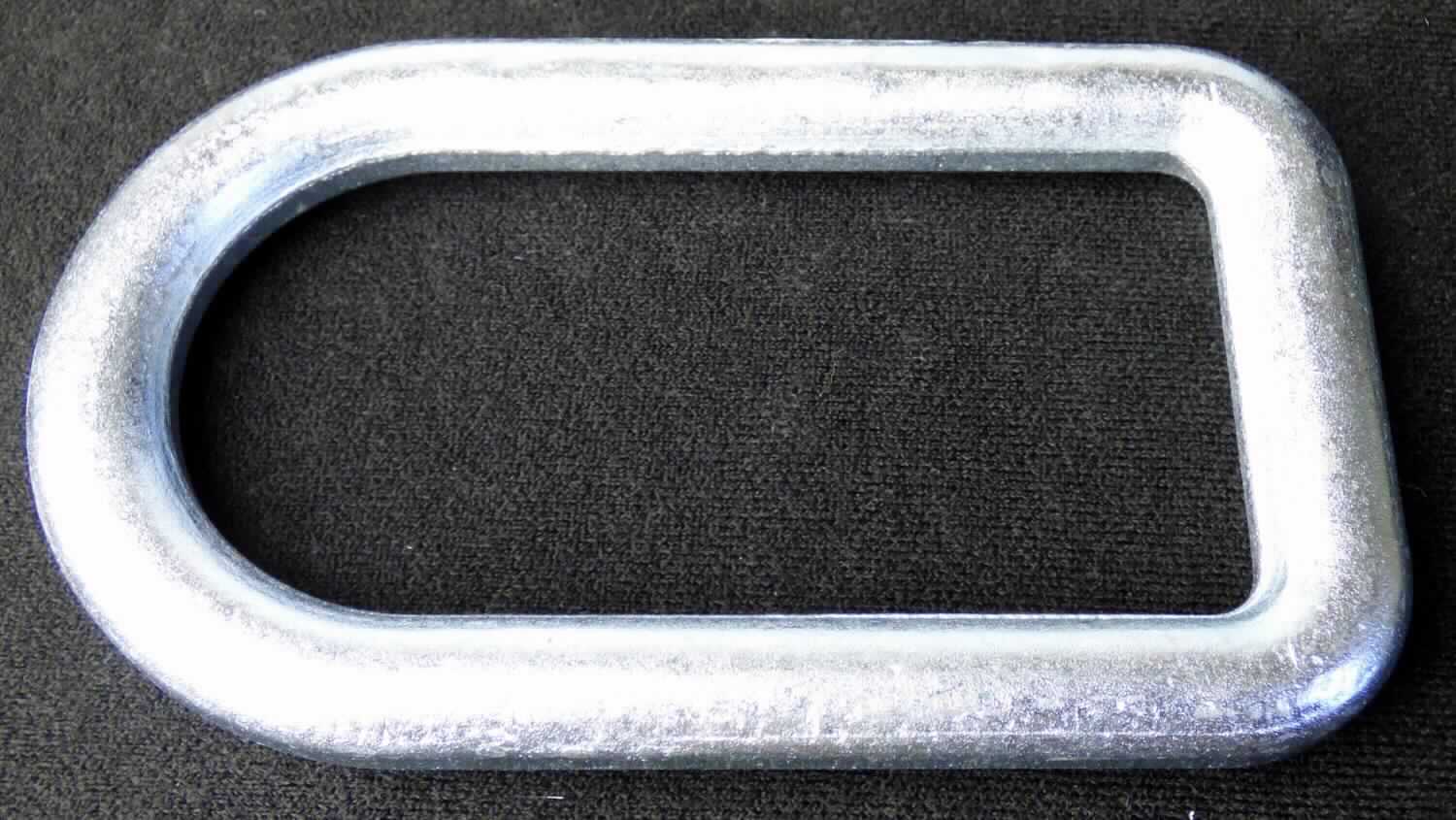 Es handelt sich um gesenkgeschmiedete, annähernd D-förmige Ösen aus Stahl, die zum Ausrüsten von sog. Hebebändern aus gewebten textilen Stoffen verwendet werden.
- Antragstellerangaben -

Abbildung siehe Anlage.

Derartige Erzeugnisse gehören als "Ösen aus unedlen Metallen, für andere konfektionierte Waren" zum TARIC-Code 8308 10 00 00.