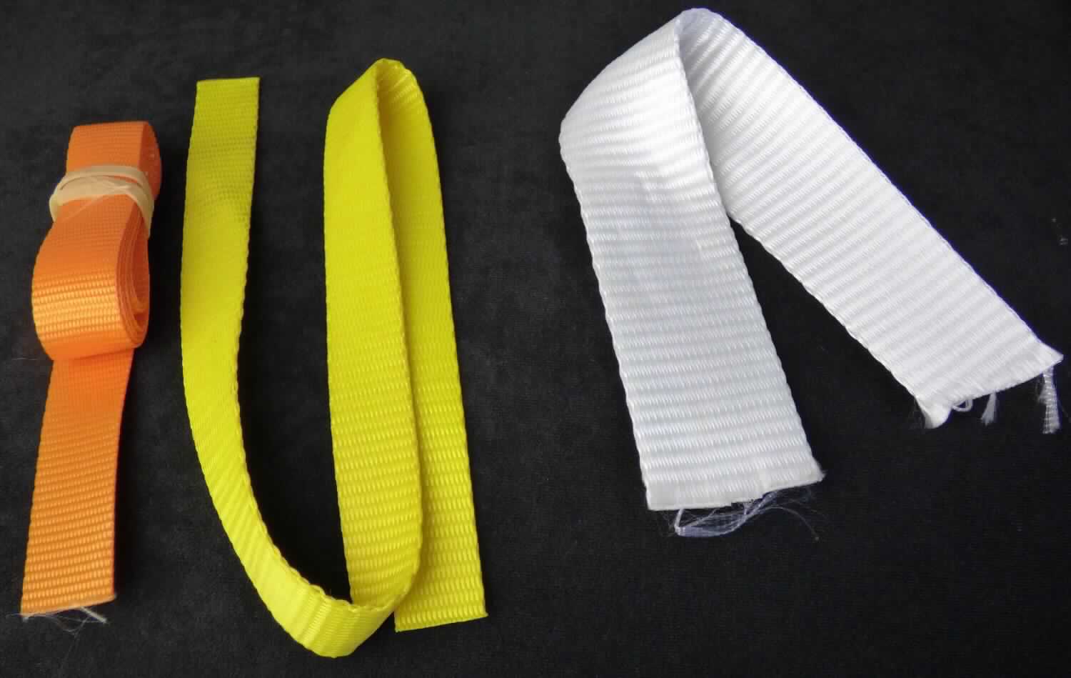 Band, sog. Gurtband, Foto siehe Anlage,
- laut Antrag als Meterware mit unterschiedlichen Breiten; veranschaulicht durch drei Warenmuster mit einer 
  Breite von 2,5 cm bzw. 5 cm,
- aus einem einfarbigen Gewebe aus synthetische Chemiefasern (laut Antrag Polyester), 
- mit echten Webkanten an beiden Längsseiten, 
- kein Samt, Plüsch, Chenille- oder Schlingengewebe,
- keine Elastomergarne oder Kautschukfäden enthaltend.

"Bänder, keine Waren der Position 5807, andere als in den Unterpositionen 5806 10 und 5806 20 genannte, 
 aus Chemiefasern, mit echten Webkanten"