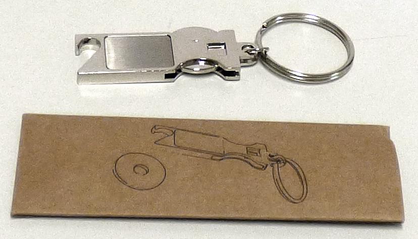 "Metall-Schlüsselanhänger mit Einkaufswagenchip und Flaschenöffner"
(Artikel-Nr. 9036707)
aus verschiedenen Bestandteilen zusammengesetzte Ware, bestehend aus 


- einem mit freiem Arm zu handhabenden Kapselheber aus unedlem Metall

- einem kreisrunden Einkaufwagenchip aus unedlem Metall, der seitlich in das
  entsprechend ausgeformte Kapselhebergehäuse eingeschoben ist

- einem mittels einer Metallöse am Kapselheber befestigten Schlüsselring aus
  unedlem Metall

- in einer Umschließung aus Pakarton verpackt


Abbildung siehe Anlage.


Der Kapselheber verleiht der aus verschiedenen Bestandteilen zusammengesetzten Ware im Hinblick auf das Erscheinungsbild und das Gewicht ihren wesentlichen Charakter.

Derartige Erzeugnisse gehören als "Handwerkzeuge (Haushaltswerkzeuge), mit arbeitendem Teil aus unedlem Metall" zum TARIC-Code 8205 5100 00.