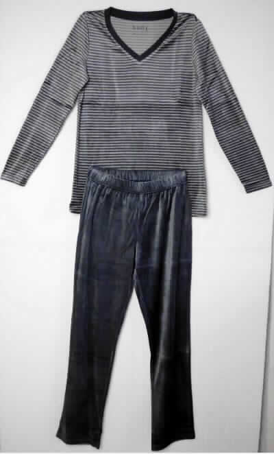 Pulloverähnliches Kleidungsstück und lange Hose, sog. Schlafanzug, Modell P.92365, Größe 36/38, 
Foto siehe Anlage,
- in einem Polybeutel mit Pappeinleger verpackt,
- als zweiteilige Zusammenstellung; kein Schlafanzug, da die Kleidungsstücke nach ihren objektiven Merkmalen 
  (insbesondere nach Schnitt, Material und Gesamteindruck) unterschiedslos im Bett oder an anderen Orten 
  getragen werden können und daher nicht dazu bestimmt sind, ausschließlich oder im Wesentlichen als 
  Nachtkleidung getragen zu werden,
- keine Kombination, da nicht aus ein und demselben Flächenerzeugnis hergestellt,
- lange Hose:
-- aus ca. 1,1 mm dicken, buntgewirkten Samtgewirken mit einem Flor aus laut Antrag 50 % Baumwolle und 
   50 % Modal (künstliche Chemiefaser) sowie einem Grund aus laut Antrag 100 % Polyester (synthetische 
   Chemiefasern),
-- in der Taille abschließend; mit einem ca. 4 cm breiten, elastischen Taillenbund, 
-- ohne Öffnung und ohne Verschluss, ohne Hinweise auf den Trägerkreis (unisex),
-- mit langen Hosenbeinen,
-- an den Beinabschlüssen durch Umschlagen und Festnähen gesäumt.

"Lange Hose, aus Gewirken, für Frauen, aus künstlichen Chemiefasern"