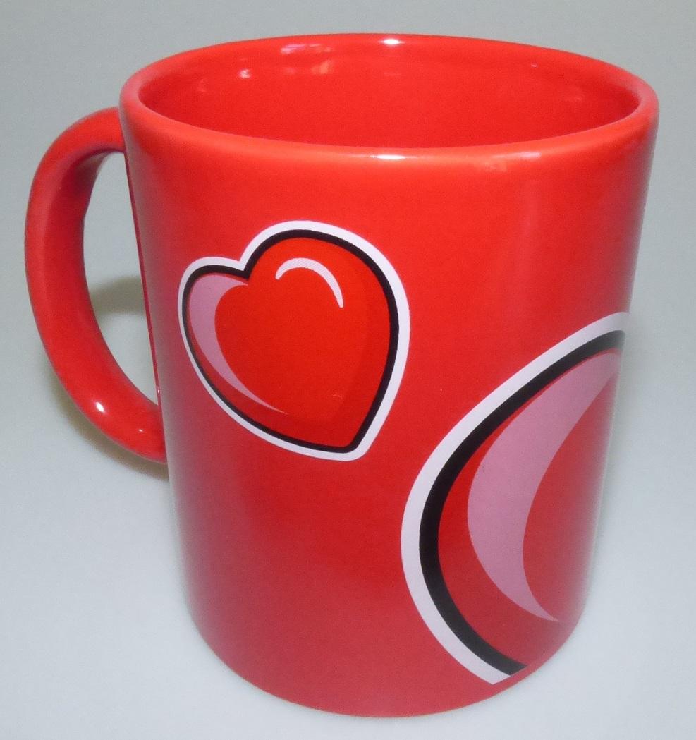 Anderes keramisches Geschirr, Foto siehe Anlage,
- rote, glasierte, becherartige Tasse mit Henkel; innen mit einem Haribo-Schriftzug und
  außen mit einem Herzmotiv verziert,
- in den Abmessungen: ca. 8 cm (Durchmesser) x 10 cm (Höhe),
- keramisches Erzeugnis, nach der Formgebung gebrannt, tonmineralhaltiges Material enthaltend,
- nach dem Ergebnis der wissenschaftlichen Untersuchung handelt es sich weder um Porzellan,
  gewöhnlichen Ton, Steinzeug, Steingut noch um feine Erden; die Tasse ist als andere keramische
  Ware anzusehen.

"Anderes keramisches Geschirr (Tasse), aus anderer Keramik als Porzellan, gewöhnlicher Ton,
 Steinzeug, Steingut oder feine Erden"