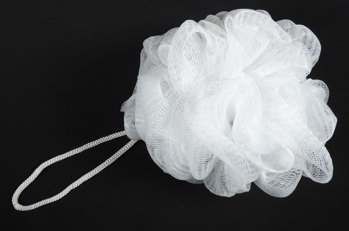 Nach den Antragsangaben sowie dem vorgelegten Warenmuster handelt es sich um einen kugelförmigen Badeschwamm zur Körperpflege mit einem Durchmesser von ca. 11 cm.
Das Erzeugnis besteht aus einem extrudierten Netz aus Kunststoffen im Sinne der Anmerkung 1 zu Kapitel 39, welches quastenförmig zusammengebunden und mit einer Aufhängekordel aus Spinnstoff ausgestattet wurde.

Zolltarifrechtlich handelt es sich um einen "Hygiene- oder Toilettengegenstand aus Kunststoffen, nicht von den Codenummern 3924 9000 10 0 und 3924 9000 90 1 erfasst".