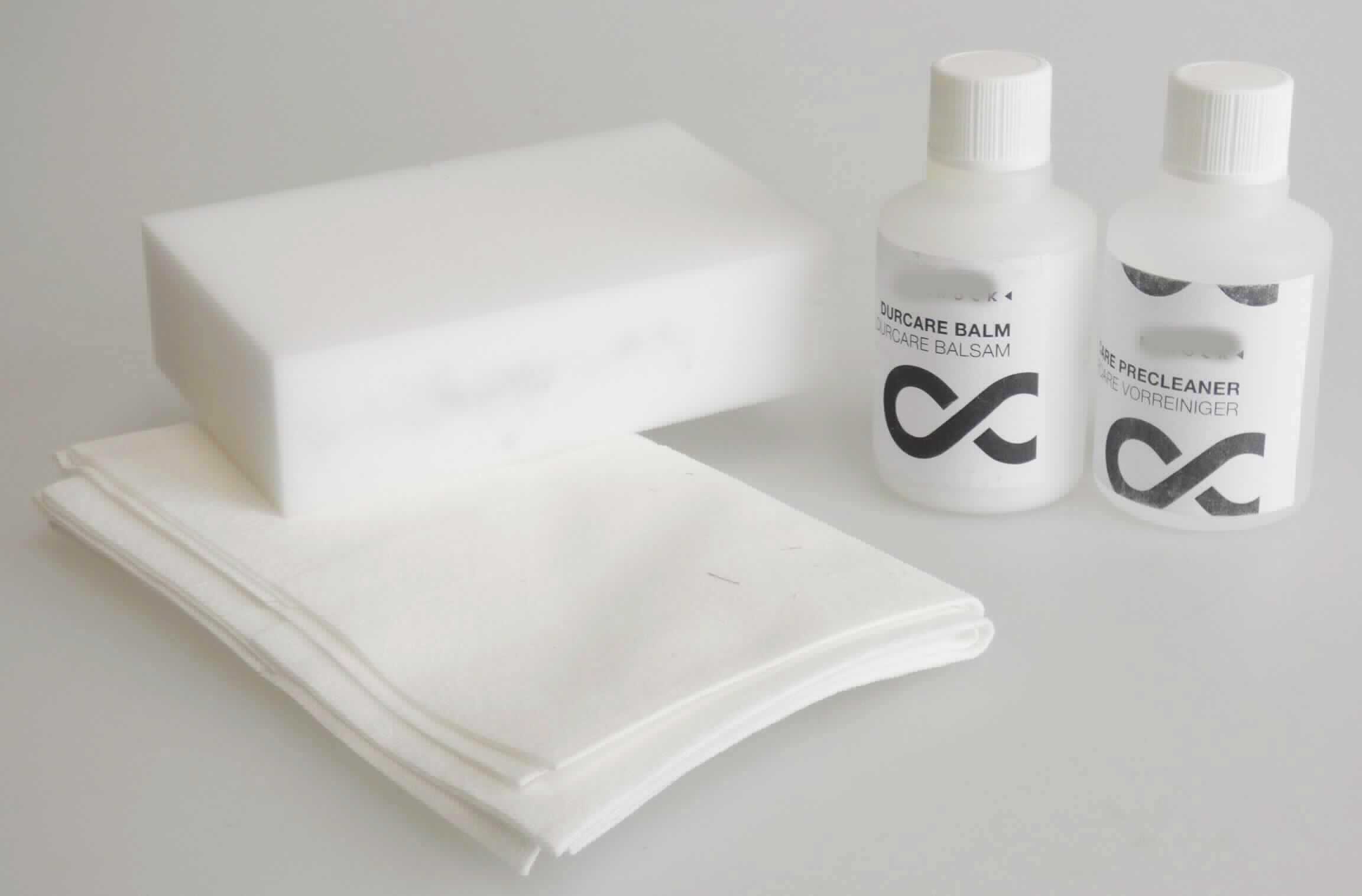 Angaben: 
DurCare Set; Reinigungsset für Küchenspülen aus Granit zum Ausbessern und Aufpolieren kleiner Löcher und Ausbrüche; Anwendung: Reinigen der mit Spülmittel vorgereinigten Spüle mit Vorreiniger und Tuch, anschließend mit dem auf einem weichen Tuch aufgebrachten wasserabweisenden Balsam die gereinigte Oberfläche behandeln.

Warenbeschaffenheit:
Warenzusammenstellung bestehend aus einer 50ml-Flasche Vorreiniger (gefüllt mit farbloser, alkoholisch riechender Flüssigkeit), einer 50ml-Flasche Balsam (gefüllt mit weißer, trüber Flüssigkeit), einem weißen Schwamm, zwei weißen Vliestüchern (Abmessungen: ca. 35 cm x 28 cm) und einer Gebrauchsanweisung, gemeinsam verpackt in einer Kartonverpackung. 

Befund: 
Zubereitetes Poliermittel, anderes als für Karosserien, Glas oder Metall.
Für den Einzelverkauf aufgemachte Warenzusammenstellung aus Reinigungsmittel, Schwamm, Poliertüchern, Gebrauchsanweisung und Balsam (Poliermittel), bei der im Hinblick auf die Verwendung und dem Wert das Poliermittel als charakterbestimmend angesehen wird.