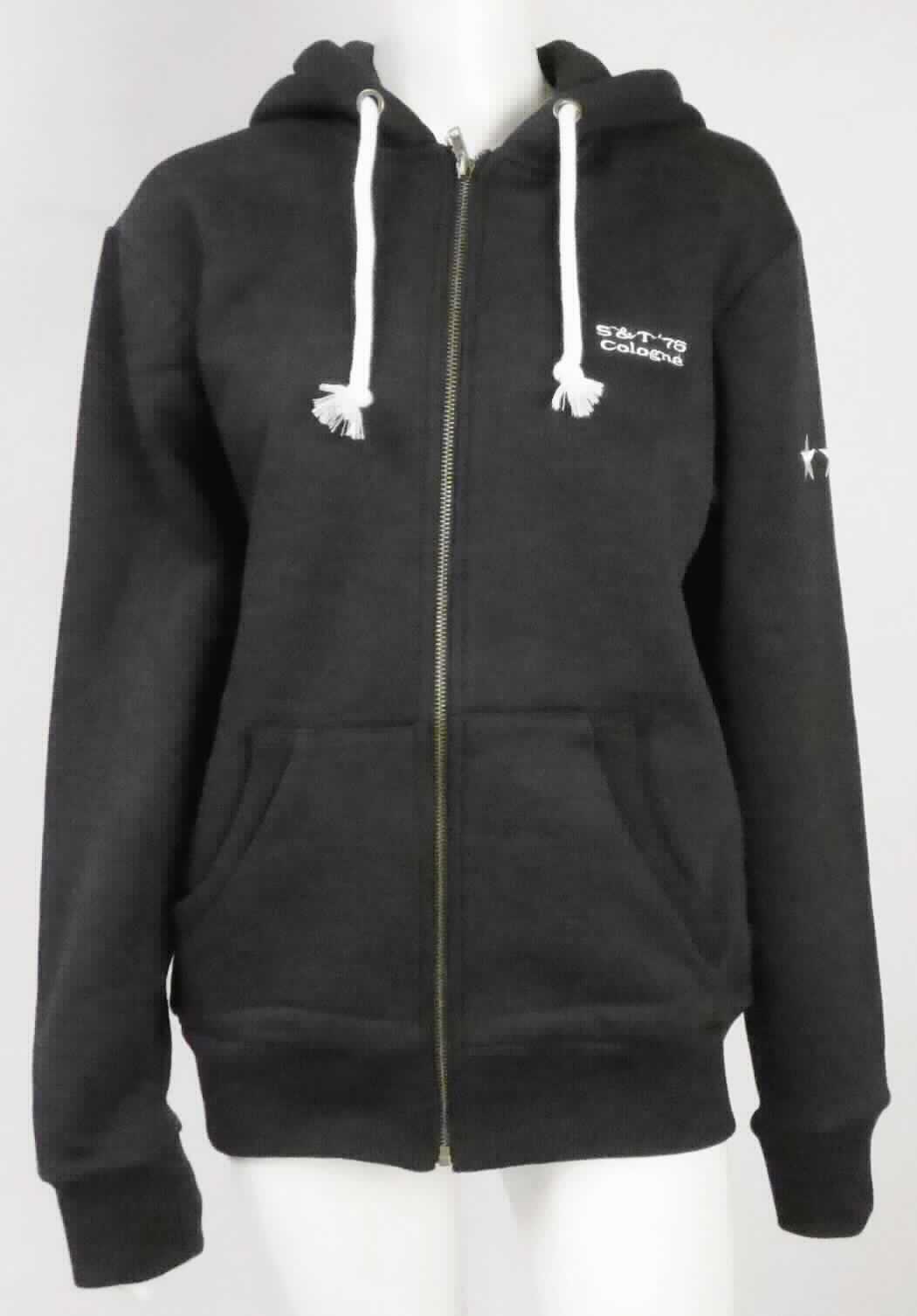 Blouson, sog. Surplus Stars Hoodie, Art. 06-6000-03, Größe L, Foto siehe Anlage,
- in einem Polybeutel verpackt,
- aus ca. 1,8 mm dicken, einfarbigen, einseitig (Innenseite) gerauten Gewirken aus laut Antrag 100% Baumwolle,  
- über die Taille reichend (Rückenlänge: ca. 70 cm),
- mit einer angesetzten Kapuze mit Tunnelzug,
- vorn mit einer durchgehenden Öffnung mit Reißverschluss, 
- ohne Hinweise auf den Trägerkreis (unisex), 
- mit langen Ärmeln, die über den unteren Rand des Kleidungsstücks hinausreichen; an den Ärmelenden mit 
  gerippt gewirkten Bündchen verengt,
- mit zwei aufgesetzten, offenen Taschen (sog. Kängurutaschen) unterhalb der Taille,
- im Brustbereich und an den Ärmeln mit Stickereien verziert,
- am unteren Rand mit einem angesetzten, gerippt gewirkten, verengenden Bund,
- erfüllt die Merkmale zur Einreihung als Blouson, somit keine Jacke oder Strickjacke.

"Blouson, aus Gewirken, für Frauen, aus Baumwolle"