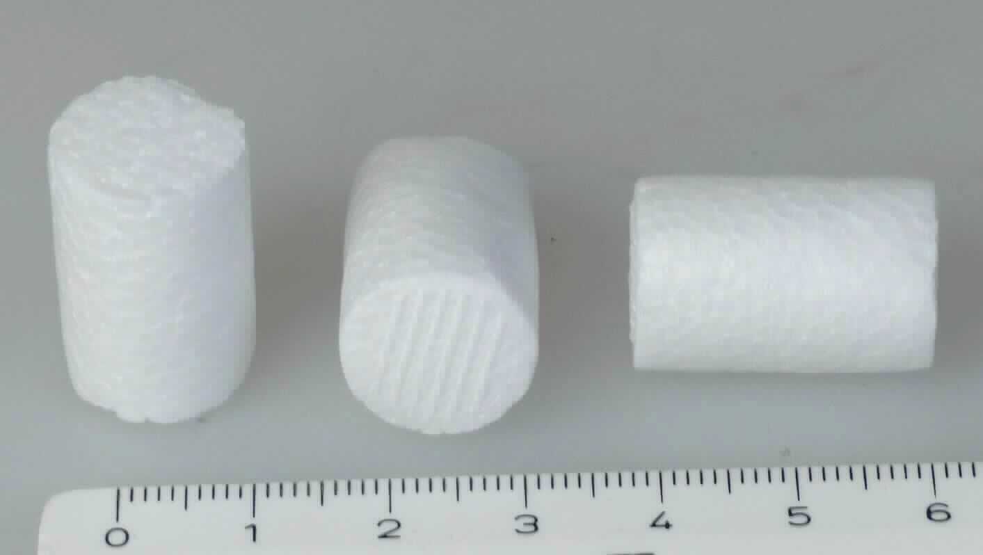Angaben des Antragstellers:
Bei den Stopfen aus Polystyrol handelt es sich um ein Zubehör für spezielle Wärmedämm-Verbundsysteme zur Befestigung von Dämmstoffen zur Außenwanddämmung. Bei Montage von Tellerdübeln werden die Stopfen oberflächenbündig über dem Schraubenkopf eingedruckt.

Feststellungen an einem Warenmuster:
Es wurden drei weiße Zylinder aus zelligem Polystyrol mit einem Durchmesser von ca. 13 mm und einer Länge von ca. 22 mm vorgelegt. Die Zylinder sind nicht weiterbearbeitet.

Befund:
Es liegen Kunststoffprofile im Sinne der Unterposition (KN) 3916 9050 vor.
