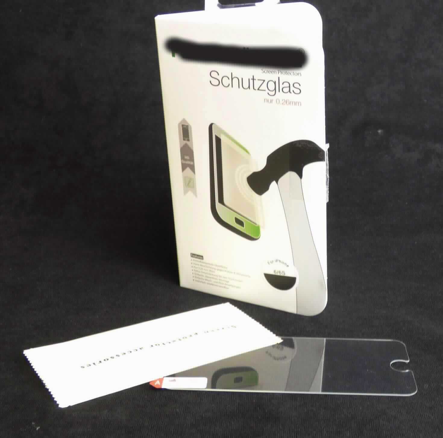 Warenzusammenstellung bestehend aus einem vorgespanntem Einschichten-Sicherheitsglas (Displayschutzglas), 
einem Reinigungstuch aus Spinnstoffen, einem mit Reinigungsflüssigkeit getränktem Reinigungstuch und einer Klebefolie zum Entfernen von Staub, sog. Glass Protektor, Art. 14199, Foto siehe Anlage, 
- in Aufmachung für den Einzelverkauf (in einer Box aus Kunststoff und Pappe verpackt),
- zur Befriedigung eines speziellen Bedarfs zusammengestellt (Displayschutz eines Mobiltelefons),
- Displayschutz:
- - in den Abmessungen: ca. 13 cm x 6 cm; mit abgerundeten Ecken und Aussparungen,
- - aus transparentem, vorgespanntem Einschichten-Sicherheitsglas (lt. Antrag gehärtetes Glas),
- - einseitig beschichtet,
- - selbsthaftend; einseitig mit einer abziehbaren Schutzfolie versehen,
- Reinigungstuch aus Spinnstoffen: 
- - aus Gewirken aus Spinnstoffen; mit gezackten Rändern,
- - zum Reinigen des Displays des Mobiltelefons,
- - in den Abmessungen: ca. 8 cm x 6 cm, 
- mit Reinigungsflüssigkeit getränktes Reinigungstuch:
- - dient dem Reinigen des Displays des Mobiltelefons vor dem Auflegen des Displayschutzglases,
- Klebestreifen aus Kunststofffolie:
- - zum Entfernen von Staubresten, 
- nach dem Umfang und der Bedeutung in Bezug auf die Verwendung verleiht das vorgespannte Einschichten-
  Sicherheitsglas (Displayschutzglas) der Warenzusammenstellung den wesentlichen Charakter.

"Vorgespanntes Einschichten-Sicherheitsglas, anderes als in den Unterpositionen 7007 1110 bis 7007 1920 
 genannte, anderes als von den TARIC-Codes 7007 1980 11 bis 7007 1980 19 erfasste"