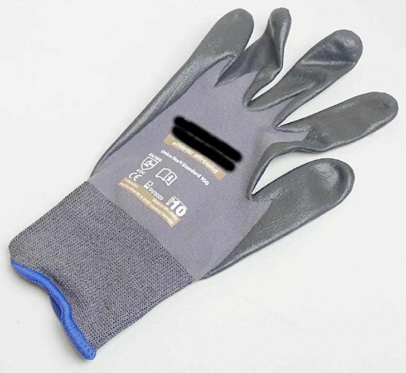 Fingerhandschuhe, sog. Arbeitsschutzhandschuhe "uvex athletic allround", Materialnr.: 60028,
in Größe 10, Foto siehe Anlage,
- laut Antrag:
-- als Fünffingerhandschuhe gearbeitet, abgepasst gewirkt,
-- aus buntgewirkten Gewirken aus Spinnstoffen,
-- nachträglich mit Ausnahme des größten Teils der Stulpe, des Handrückens und Teilen der
   Fingerrückseiten einseitig (Außenseite) im Tauchverfahren mit Kautschuk (Foam NBR; Zell-
   struktur erkennbar) überzogen,
-- auf dem Handrücken bedruckt; das Gewirke dient u. a. damit nicht nur der Verstärkung
   (somit keine Ware des Kapitels 40),
-- am unteren Rand durch eine kontrastfarbene Überwendlichnaht gesäumt.

"Fingerhandschuhe, aus Gewirken, mit Kautschuk überzogen"