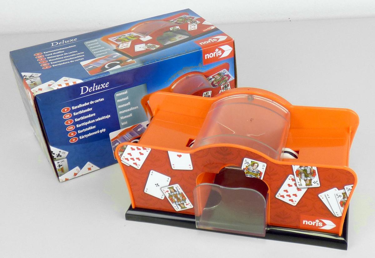 Kartenmischmaschine elektrisch (Abbildung siehe Anlage)
- im Wesentlichen bestehend aus einem Gehäuse, rechts und links mit Ablageflächen für  
  Spielkarten, mittig mit einem Sichtfenster und einem herausziehbaren Sammelfach, 
  Drucktaste, Batteriefach sowie innenseitiger Mechanik und Elektromotor,
- bei Betätigung der Drucktaste werden die Spielkarten mittels Drehmechanismus zu 
  einem einzigen, nach dem Zufallsprinzip gemischten, neuen Kartenstapel zusammengestellt.

"Mechanisches Gerät mit eigener Funktion, in Kapitel 84 anderweit weder genannt noch 
  inbegriffen, keine Ware der TARIC-Codes 8479 1000 00 bis 8479 8997 60 - 
  Kartenmischmaschine elektrisch"