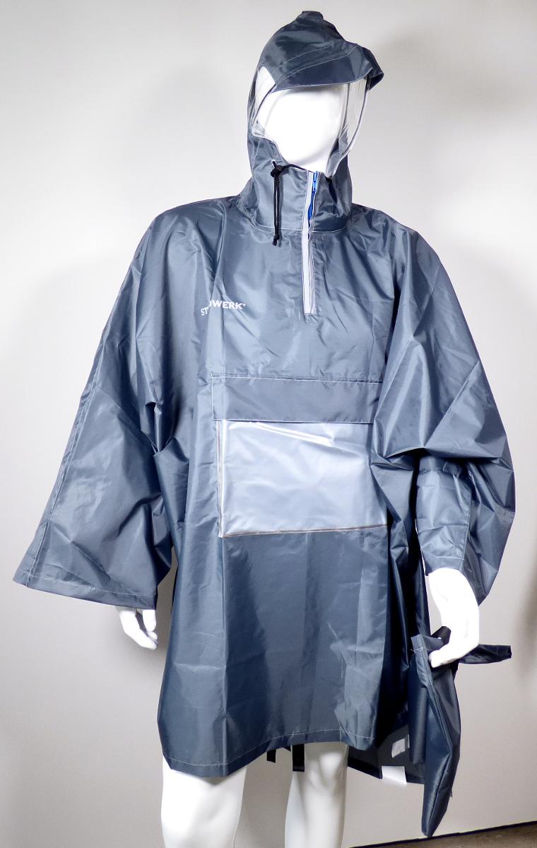 Regenkleidung, sog. Regenponcho, Größe S/M, Foto siehe Anlage,
- gemeinam mit einem Aufbewahrungsbeutel [übliche Verpackung i. S. d. AV 5 b)] verpackt,
- aus ca. 0,1 mm dicken, einfarbigen Geweben aus laut Antrag 100 % Polyester (synthetische Chemie-
  fasern); die Gewebe weisen auf der Innenseite einen Glanz auf, ein Bestreichen mit Kunststoff ist mit
  bloßem Auge jedoch nicht wahrnehmbar (keine Meterware der Position 5903), somit weder Kleidung der
  Position 6210 noch der Position 3926,
- bis über die Knie reichend (Rückenlänge: ca. 116 cm), vorn ca. 20 cm kürzer gearbeitet,
- weit geschnitten,
- mit einer angesetzten Kapuze mit Tunnelzug, mit seitlichen Einsätzen ("Sichtfenster") aus klarsichtiger
  Kunststofffolie (laut Antrag: PVC),
- mit einer kurzen, bis zum Kapuzenrand reichenden Öffnung mit Reißverschluss, somit u. a. kein Mantel
  oder mantelähnliches Kleidungsstück,
- ohne Hinweise auf den Trägerkreis (unisex),
- mit langen, weiten Ärmeln (somit kein Umhang oder umhangähnliches Kleidungsstück),
- vorn im Brustbereich mit einer aufgesetzten Tasche aus der o. g. Kunststofffolie mit Reißverschluss
  und Patte,
- mit reflektierenden Streifen und Aufdrucken verziert,
- am unteren Rand durch Umschlagen und Festnähen gesäumt; vorn und hinten jeweils mittig mit einem
  Gewebestreifen mit Druckknopf ausgestattet,
- wird im Allgemeinen über jeder anderen Kleidung und zum Schutz gegen das Wetter getragen, somit
  kein Kleid.

"Kleidung, andere als in den Positionen 6201 bis 6210 und in den Unterpositionen 6211 11 bis 6211 20
 genannte, aus Geweben, für Frauen, aus Chemiefasern, andere als in den Unterpositionen 6211 4310
 bis 6211 4342 genannte"
