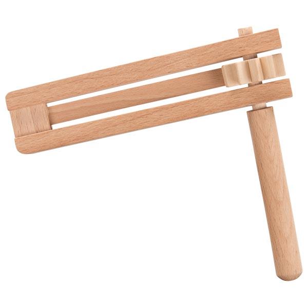 Es handelt sich um eine ca. 15 cm große “Ratsche (Knarre)“, Art.-Nr. 61893, bestehend aus einem Holzrahmen mit eingearbeitetem Holzfederblatt, der an einer ca. 15 cm langen Achse in Form eines Holzstabes mit feststehendem Zahnrad befestigt ist. Durch Drehen der Ratsche berührt das Federblatt das Zahnrad und erzeugt dabei je nach Stärke ein lautes, knatterndes Geräusch, das entsprechend der Drehgeschwindigkeit im Takt leicht veränderbar ist.

Das Erzeugnis dient dem Erzeugen von Tönen und als Fanartikel zum Anfeuern bei Sportveranstaltungen und anderen Events.

Die Ware ist als "anderes in Kapitel 92 anderweit nicht erfasstes Musikinstrument, sog. Ratsche aus Holz" einzureihen.