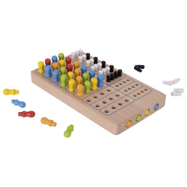 Nach den Angaben der Antragstellerin und der vorliegenden Abbildung handelt es sich bei dem sog."Master Logic, Art. 56708" um ein Gesellschaftsspiel für zwei Spieler. Das Spiel besteht aus einem Spielbrett aus Holz in den Abmessungen (L x B x H) von ca. 21 x 12 x 2 cm, je 24 Spielsteinen in den Farben gelb, rot, orange, blau und grün (Länge ca. 2,5 cm) sowie je 20 Spielsteinen in den Farben weiß und schwarz (Länge ca. 1,8 cm). Die Spielsteine sind aus Holz gefertigt und in der Art von Steckern gestaltet. Sie können in das Spielbrett gesteckt werden, das dazu mit 36 größeren und 36 kleineren Löchern in neun Reihen versehen ist.

Ziel des Spieles ist es, in möglichst wenigen Schritten die 4 versteckten Farben, den sog. Farbcode, des Gegenspielers zu entschlüsseln. An einer Seite des Spielbrettes befinden sich 4 verdeckte Löcher, in die mit den Spielsteinen ein beliebiger Farbcode von einem Mitspieler gesteckt wird, ohne dass der andere Spieler dabei zusieht. Das Spielbrett wird so aufgestellt, dass der andere Spieler keine Einsicht in den Farbcode hat. Der andere Spieler versucht nun, auf dem Spielfeld den Farbcode zu ermitteln. Der "Code-Stecker" hilft dem Entschlüsseler, indem er nach jeder vorgeschlagenen Farbkombination weiße und schwarze Spielsteine neben die Farbkombination steckt, die ihm zeigen, ob eine Farbe richtig oder falsch bzw. ob die Farbe richtig plaziert ist. Gewonnen hat derjenige, der mit den wenigsten Farbreihen den Code entschlüsselt hat.

Das "Master-Logic"- Spiel ist mit einer Spielanleitung in einem bunt bedruckten Pappkarton verpackt.

Zolltarifrechtlich liegt ein "anderes als in den Unterpositionen (KN) 9504 2000 bis 9504 9010 genanntes Gesellschaftspiel" vor.