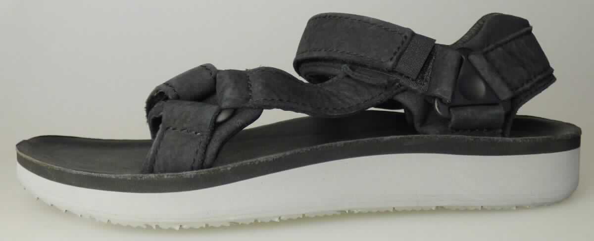 Sandalen (lt. Antrag: "Sandale für Frauen, Größe W's 7", Foto siehe Anlage)
- mit Laufsohlen aus (lt. Antrag) Kunststoff; ohne Hauptsohle aus Holz,
- mit zehenfreiem Oberteil (nicht geschlossenes Blatt) aus Leder,
- das Oberteil ist mit Leder verstärkt,
- mit Klettverschluss,
- ohne Metallschutz in der Vorderkappe,
- nicht den Knöchel bedeckend, 
- mit einer größten Höhe des Absatzes und der Sohle von ca. 2 cm,
- mit einer Länge der Innensohle von ca. 25,3 cm,
- für Frauen (u. a. schlanker Schnitt).

"Schuhe mit Laufsohlen aus Kunststoff und Oberteil aus Leder, andere als in den
 Unterpositionen 6403 1200 bis 6403 9931 genannte, für Frauen"