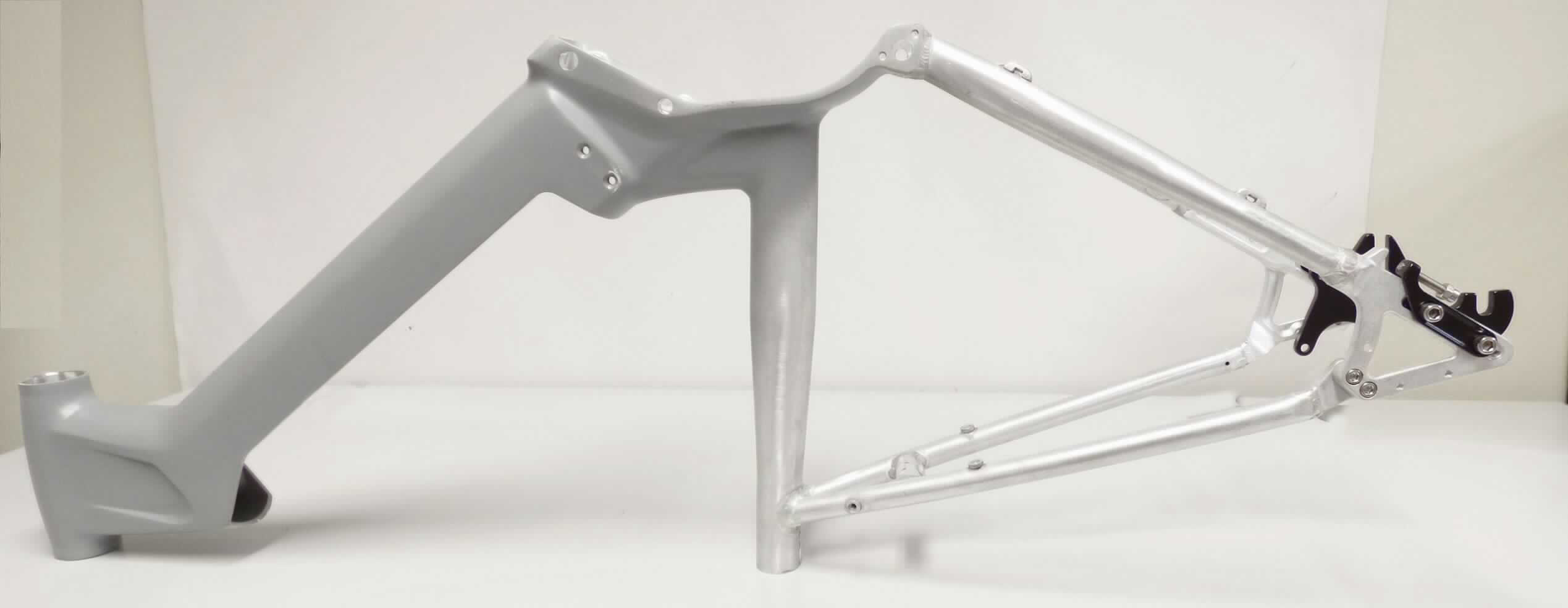 Rahmen, sog. unlackierter Rahmen aus Aluminium, Foto siehe Anlage:
- in Form eines aus mehreren rohrartigen Elementen zusammengeschweißten, zur Aufnahme eines Elektro-
  mittelmotors spezifsch gestalteten, im Unterrohr mit einer Vorrichtung zur Akkumulatorenaufnahme 
  versehenen Rahmens aus (lt. Antrag) einer Aluminiumlegierung,
- poliert (somit keine Ware des TARIC-Codes 8714 9110 70),
- mit abschraubbaren Ausfallenden ausgestattet,
- lt. ergänzenden Angaben:
-- ausschließlich für Fahrräder mit Trethilfe und Elektrohilfsmotoren mit einer Nenndauerleistung von 
   weniger als 250 Watt bestimmt (sog. Pedelec 25),
-- mit Bewilligung eines Zollverfahrens mit wirtschaftlicher Bedeutung/Endverwendung im Rahmen einer 
   Antidumping- oder Antisubventionsmaßnahme (Anhang A Spalte 8c der Delegierten Verordnung (EU)
   2015/2446) (Codierung/Schlüssel: D019) nach Artikel 14 VO (EG) 88/97,
-- mit EUS-Bewilligung in Bezug auf die Inanspruchnahme der Endverwendung (Anhang A Spalte 8c 
   der Delegierten Verordnung (EU) 2015/2446) zur Verwendung bei der Herstellung von Fahrrädern, 
- aufgrund der Konzeption erkennbar hauptsächlich zur Verwendung in Zweirädern des Kapitels 87 bestimmt.

"Teil für Fahrräder, Rahmen, mit Farbe versehen, eloxiert, poliert und/oder lackiert, anderes als in den 
TARIC-Codes 8714 9110 21 bis 8714 9110 29 genanntes, aus Aluminium, zur Verwendung bei der Her-
stellung von Fahrrädern"

"Die Befreiung vom Antidumpingzoll aufgrund der besonderen Verwendung im Rahmen der Antidumping-
maßnahme und die Einreihung in den oben angegebenen TARIC-Code stehen unter dem Vorbehalt der 
Vorlage der erforderlichen Bescheinigung"

"Die Anwendung der autonomen Aussetzung aufgrund der Endverwendung und die Einreihung in die 
oben angegebene Codenummer des Zolltarifs stehen unter dem Vorbehalt der Vorlage der erforderlichen 
Bescheinigung"
