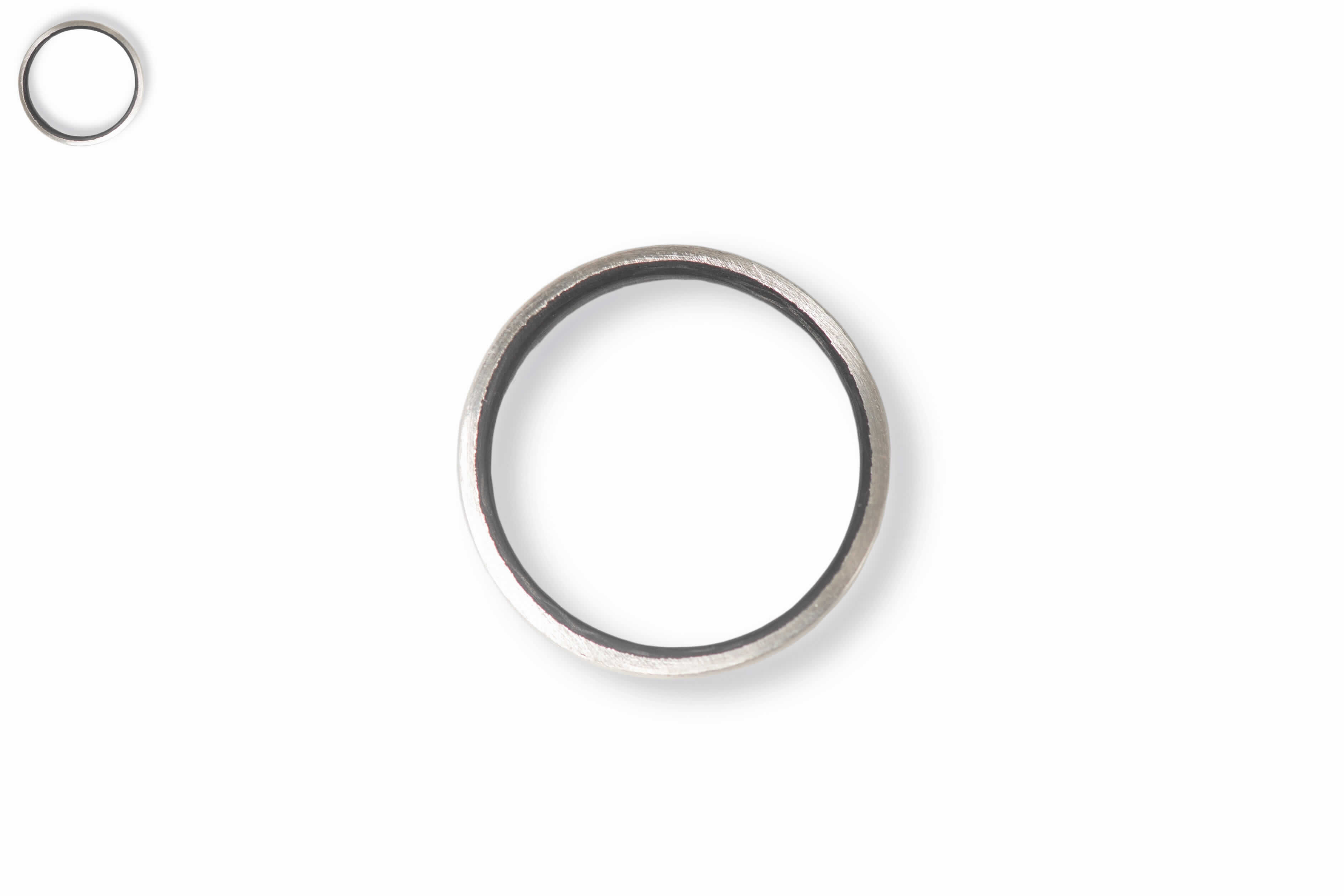 Es handelt sich um einen aus einer Silberlegierung (Sterlingsilber) gefertigten Fingerring, bestehend aus einer 8 mm breiten, geschlossenen Ringschiene, die auf der Innenseite mit einer umlaufenden Einlage aus Karbon versehen ist.
Durchmesser: 15 mm bis 23 mm.
- Antragstellerangaben -

Abbildung siehe Anlage. 

Derartige Erzeugnisse gehören als "Schmuckwaren aus Edelmetallen, aus Silber" zum TARIC-Code 7113 11 00 00.