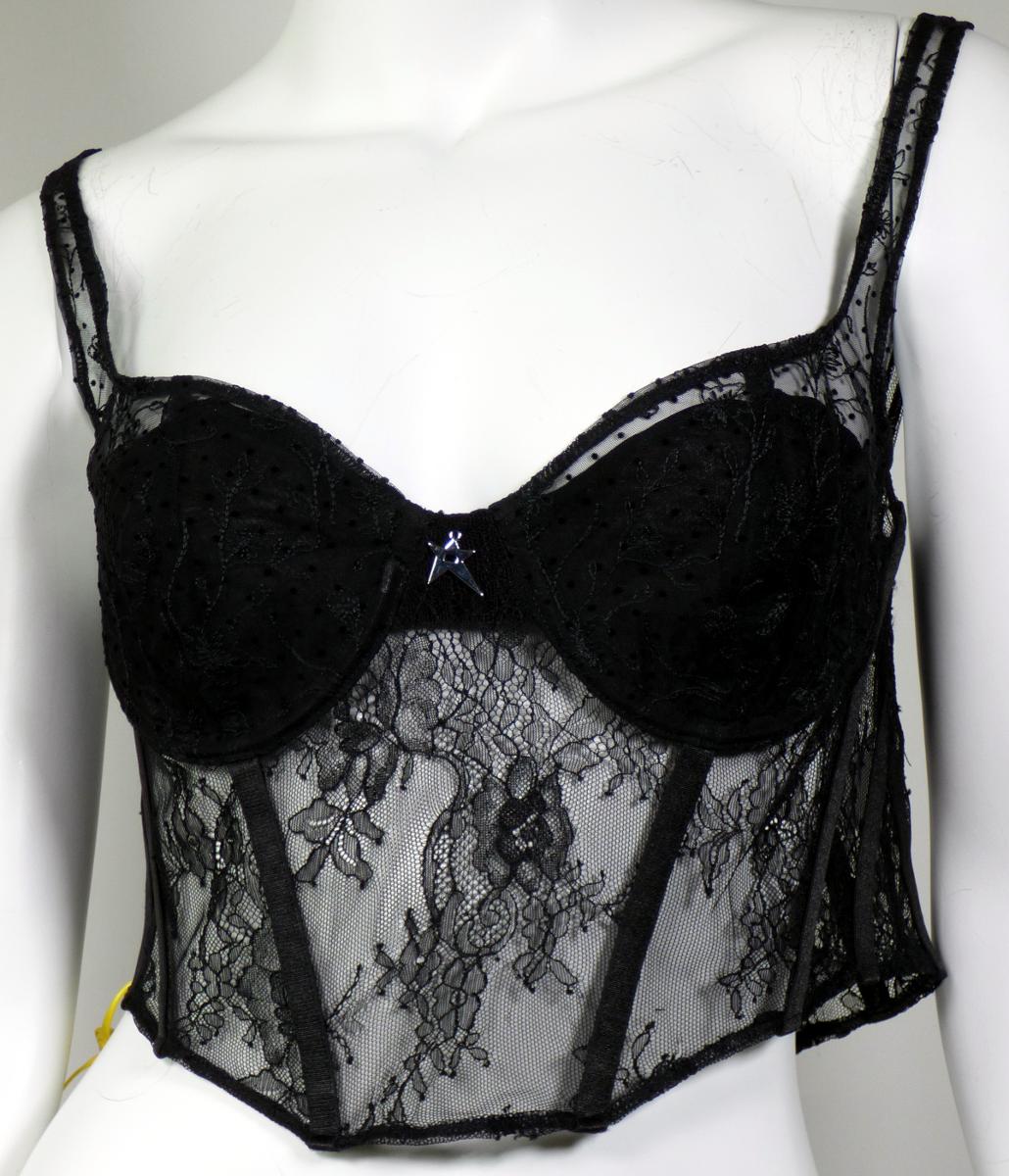 Büstenhalter, sog. Corsage, Größe S, Foto siehe Anlage,
- als Long-BH gearbeitet,
- aus ca. 0,4 mm dicken, musterbildend durchbrochenen Gewirken (sog. Raschelspitze) aus laut
  Antrag 100 % Polyester (synthetische Chemiefasern), im Bereich der Büstenteile mit einfarbigen
  Gewirken aus Spinnstoffen unterlegt,
- mit bis zu ca. 3 cm breiten Trägern,
- mit ausgearbeiteten Büstenteilen von konvexer Form, mit unter der Büste verlaufenden Formbügeln
  sowie in Längsrichtung eingearbeiteten Stäbchen aus Kunststoff,
- im Rückenteil mit einem für Büstenhalter typischen Haken- und Ösenverschluss,
- zwischen den Büstenteilen mit einem kleinen Stern aus augenscheinlich unedlem Metall verziert,
- an den Rändern mit elastischen Bändern eingefasst,
- die Ware ist geeignet, die Einzelbüste zu stützen, zu korrigieren und zu formen.

"Büstenhalter, aus Gewirken, nicht in Warenzusammenstellung für den Einzelverkauf aufgemacht"