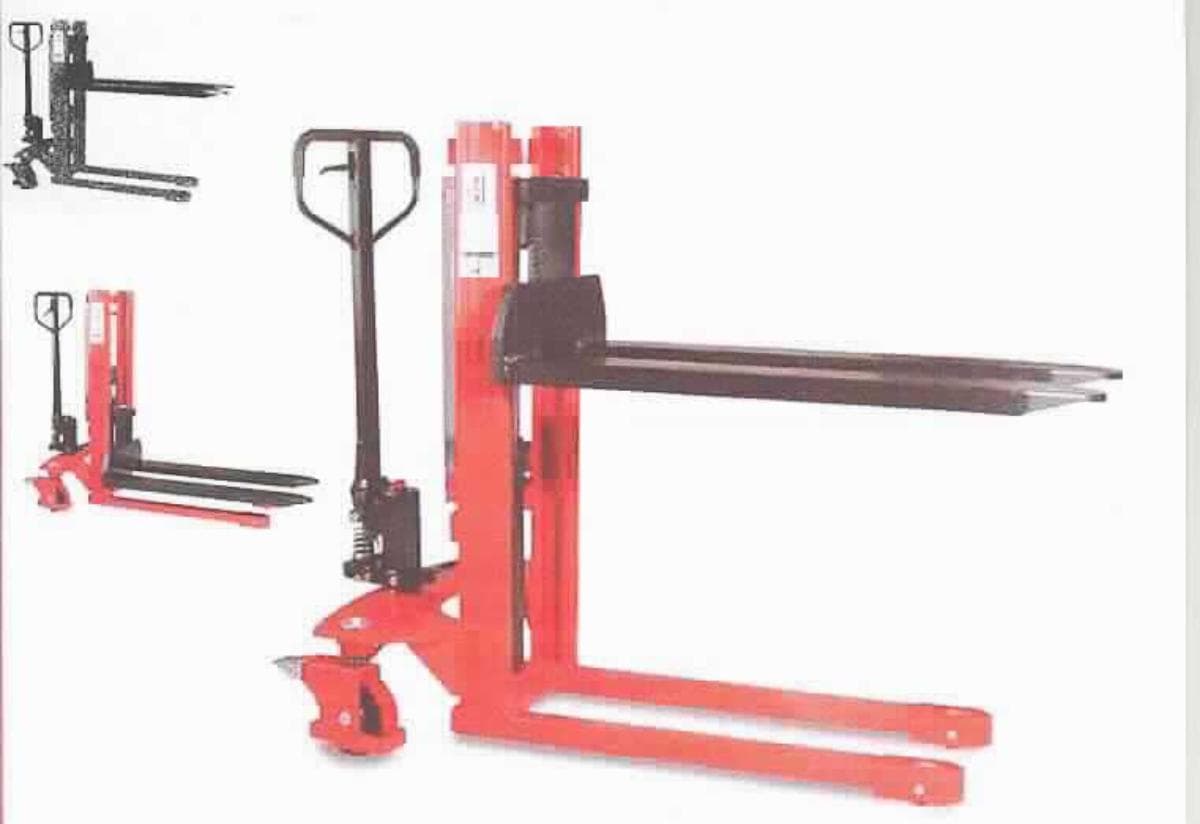 Hochhubwagen,
- aus einem nicht selbstfahrenden, verfahrbaren Karren mit Rahmen und von Hand zu
  betätigender Deichsel mit Bügelgriff sowie Absenkhebel, gabelförmiger Lastenauflage
  mit einer Gabellänge von 1150 mm, Last- und Lenkrollen sowie einer Hubpumpe und
  automatischem Schnellhub (Abbildung siehe Anlage),
- für eine maximale Hubhöhe von 810 mm,
- zum Heben, Senken und Transportieren von Waren mit einem Gewicht bis 1000 kg.

"Mit Hebevorrichtung ausgestatteter Karren zum Fördern und für das Hantieren,
 nicht selbstfahrend, kein manueller Palettenhubwagen - sog. Hochhubwagen"