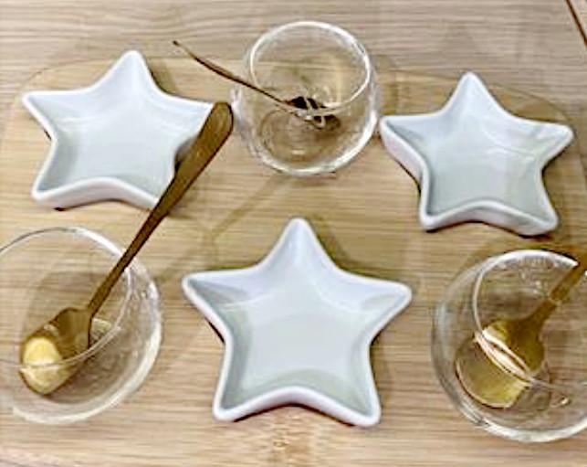 Warenzusammenstellung, bestehend aus Geschirr aus Porzellan (drei Schälchen),
Glaswaren zur Verwendung bei Tisch (drei Schälchen), drei Löffeln und einer
Holzware zur Verwendung bei Tisch (Untersetzer), sog. Apero-Set STAR 10tlg,
Foto siehe Anlage,
- in Aufmachung für den Einzelverkauf,
- zur Befriedigung eines speziellen Bedarfs zusammengestellt,
- Geschirr aus Porzellan (drei Schälchen):
- - glasierte, weiße, sternförmige Schälchen,
- - keramische Erzeugnisse, nach der Formgebung gebrannt, tonmineralhaltiges Material
    enthaltend,
- - lt. Antrag aus Porzellan,
- Glaswaren zur Verwendung bei Tisch (drei Schälchen):
- - runde, bauchige Schälchen,
- - lt. Antrag aus Glas,
- Löffel:
- - lt. Antrag aus Edelstahl,
- Holzware zur Verwendung bei Tisch (Untersetzer):
- - mit sechs passgenauen Aussparungen zur Aufnahme der Schälchen,
- nach der Bedeutung in Bezug auf die Verwendung sind die Schälchen aus Porzellan
  und die Schälchen aus Glas gegenüber den Löffeln und dem Untersetzer entscheidend;
  nach dem Wert verleihen die Schälchen der Warenzusammenstellung den
  wesentlichen Charakter.

"Geschirr aus Porzellan (Schälchen)"