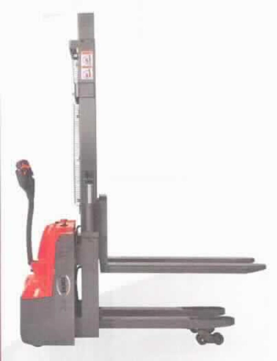 Elektro-Stapler
- aus einem selbstfahrenden Karren, mit einer von Hand zu betätigenden Deichsel 
  mit Bügelgriff und Schwenkrollen, einer gabelförmigen Lastenauflage und Gabelrollen,
  Hubmechanik sowie Elektromotor für Hub- und Fahrbewegungen (Abbildung siehe Anlage),
- mit einem max. Gesamthub von 2910 mm und einer Tragkraft von maximal 1200 kg,
- zum elektrischen Anheben, Absenken und Transportieren von üblicherweise auf Paletten
  befindlichen Waren.

"Mit Hebevorrichtung ausgerüsteter Karren zum Fördern und für das Hantieren, Elektrokraftkarren,
 zum Heben auf eine Höhe von 1 m oder mehr - sog. Elektro-Stapler"