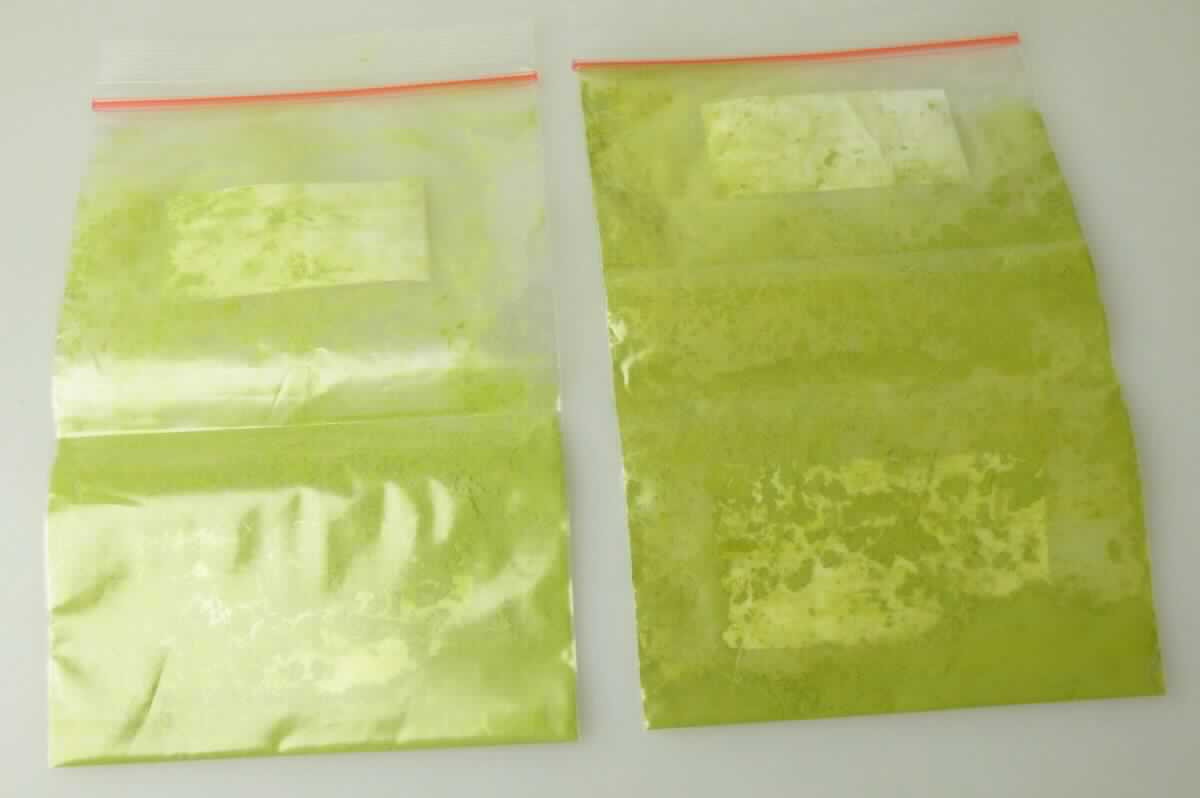 Nach den Angaben der Antragstellerin, den ergänzenden Angaben und dem vorgelegten Warenmuster handelt es sich bei dem als "Matcha -Tee/Pulver" bezeichneten Erzeugnis um ein grünes Pulver, bestehend aus getrockneten, gemahlenen, nicht fermentierten Blättern vom Strauch der Gattung Thea (Camellia sinensis var. sinensis). Nach dem Ergebnis der hier durchgeführten makro- und mikroskopischen Untersuchung haben sich keine Anhaltspunkte ergeben, die gegen die Anmeldung als Grüner Tee (Gattung Thea) sprechen.

Das Pulver ist in luftdichten Standbeutell aus Aluminium (Inhalt: 8 und 11 g) für den Einzelverkauf aufgemacht.

Zolltarifrechtlich handelt es sich um einen grünen Tee (nicht fermentiert) in unmittelbaren Umschließungen von weniger als 3 kg.