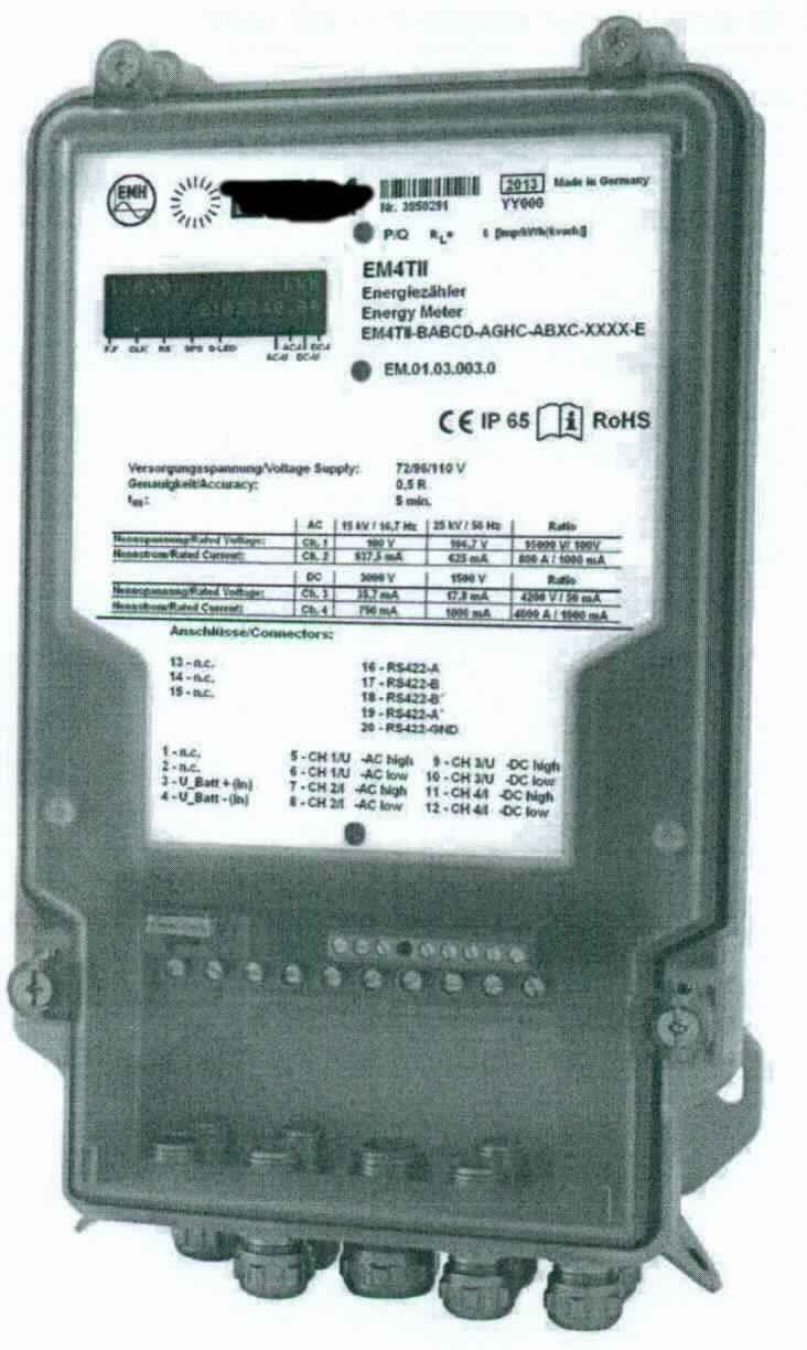 So genannter Energiezähler im Wesentlichen bestehend aus einem kastenförmigen Gehäuse (zur äußeren Form siehe Foto in der Anlage; H x B x T: 289 x 165 x 70) mit einem einphasigen Energiezähler mit LC-Display zur Anzeige der Messwerte und zur Bedienung, diversen Kabelanschlüssen an der Unter- und Vorderseite, einem internen Speicher und einer integrierten Uhr. Das Gerät verarbeitet die Signale für Stromstärke und Spannung von transformatorischen und elektronischen Wandlersystemen (nicht Gegenstand dieser vZTA-Entscheidung) und berechnet aus ihnen Energiewerte, um ein Lastenprofil zu erzeugen. Die Lastenprofile werden in Datensätzen mit 5 Minuten Periodenlänge erstellt und gespeichert. Die einzelnen Datensätze enthalten neben den Energiewerten auch die jeweilige Uhrzeit, das Datum und nach Anschluss eines speziellen GPS-Gerätes (nicht Gegenstand dieser vZTA-Entscheidung) auch die Ortskoordinaten. Das Gerät misst Wechsel- und Gleichstromsignale; eine Hauptfunktion ist nicht erkennbar.

Das Gerät dient dem Messen der Wirk- (in kWh) und Blindenergie (in kVArh) in Schienenfahrzeugen.

Die Ware wird als "Elektrizitätszähler, kein Ware der Unterposition (KN) 9028 3011 bis 9028 3019" eingereiht.