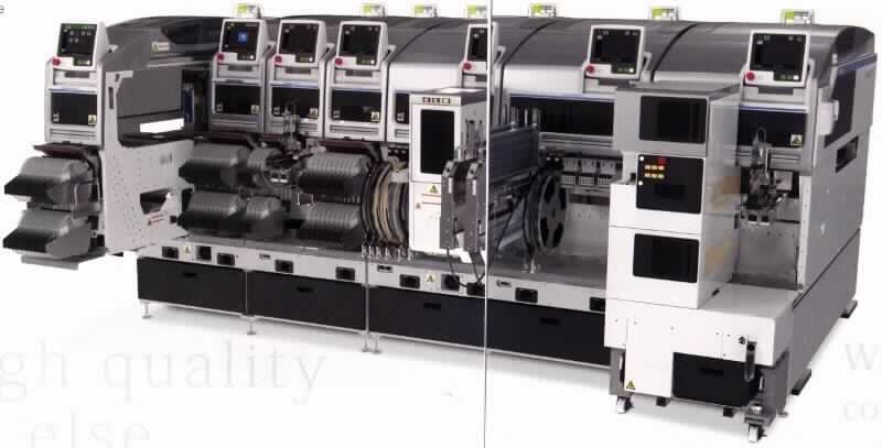 Hochleistungs-Bestückungssystem,
- in Form einer modular aufgebauten Maschinenanlage mit austauschbaren Rüsttischen (Modul Base), 
  Bestückungsmechanik mit auswechselbaren Bestückungsköpfen, Vakuumpipetten und Bauteile-
  Zuführvorrichtung, Transportbandsystem, Kamera-Visionssystem zur optischen Bauteile-Erkennung 
  und positionsgenauen Platzierung, Maschinensteuerung (Modulbreite 645 mm), Elektro- und 
  Druckluftanschlüssen (Abbildung siehe Anlage), 
- zum serienmäßigen automatischen Bestücken von Leiterplatten mit aktiven und passiven Bauelementen 
  in der Elektronikindustrie.

"Maschine mit eigener Funktion, in Kapitel 84 anderweit weder genannt noch inbegriffen, elektronischer Bestückungsautomat von der ausschließlich oder hauptsächlich für die Herstellung von Baugruppen gedruckter Schaltungen verwendeten Art - Hochleistungs-Bestückungssystem"