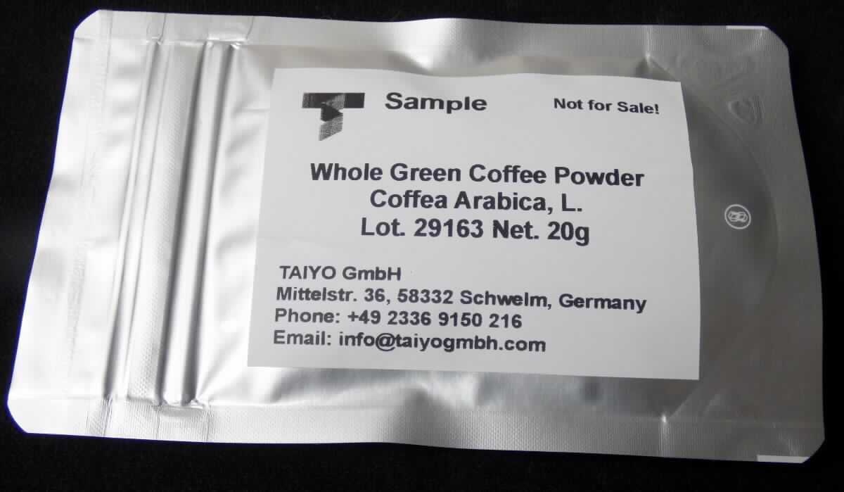 Angaben des Antragstellers:
Zusammensetzung: Grünes Kaffeepulver, gewonnen aus der grünen Kaffeebohne (Botanical Source: Coffea Arabica L.), ungeröstet, enthält 1 % Coffein, gemahlen, getrocknet, nicht entkoffeiniert.
Verwendung: Nahrungsergänzungsmittel, Energieriegel, Lebensmittel.
Verpackungseinheit: 5 kg/Box.

Feststellungen anhand einer Warenprobe:
Warenbeschaffenheit: feines, hellbeigefarbenes, zur Klumpenbildung neigendes Pulver;
Geruch: pflanzlich-grün, an frische Erbsen erinnernd; Geschmack: bitter, pflanzlich-grün.

Befund:
Die Einreihung erfolgt auf der Grundlage der Antragsangaben. Danach liegt ungerösteter, nicht entkoffeinierter, gemahlener Kaffee vor.

Kaffee, auch geröstet oder entkoffeiniert; Kaffeschalen und Kaffeehäutchen; Kaffeemittel mit beliebigem Kaffeegehalt: Kaffee, nicht geröstet: nicht entkoffeiniert.