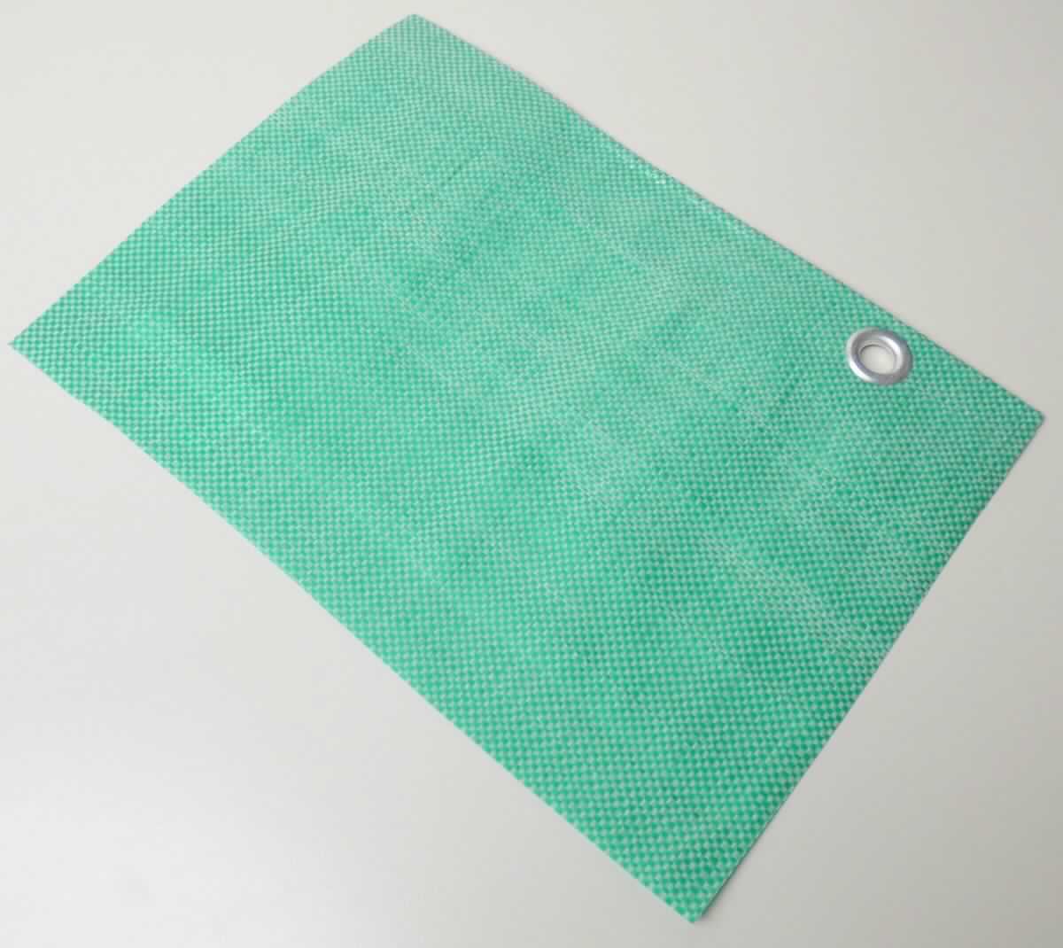 Plane, sog.Gewebeplanen, Foto siehe Anlage,
- flaches Erzeugnis, laut Antrag in verschiedenen Abmessungen: von 2 m x 3 m bis 10 m x 20 m; veranschaulicht 
  durch einen ca. 20,5 cm x 28,5 cm großen Musterabschnitt, 
- aus ca. 0,4 mm dicken, buntgewebten Geweben aus Streifen aus synthetischer Spinnmasse (laut Antrag: HDPE = 
  High Density Polyethylen) mit einer augenscheinlichen Breite von weniger als 5 mm; die Gewebe sind beidseitig 
  mit Kunststoff (laut Antrag: LDPE = Low Density Polyethylen) überzogen; das Überziehen mit Kunststoff ist mit 
  dem bloßen Auge jedoch nicht wahrnehmbar (somit weder Meterware der Position 5903, noch des Kapitels 39), 
- am ca. 4 cm breiten, durch Umschlagen und Festkleben gesäumten Rand mit Ösen aus augenscheinlich 
  unedlem Metall ausgestattet und mit einem eingezogenen Garn verstärkt,
- durch Zusammenfügen konfektioniert, 
- dient laut Antrag als Abdeckung zum Schutz vor Witterungseinflüssen.
 
"Plane aus Spinnstoffen, andere als in der Unterposition 6306 12 genannte"